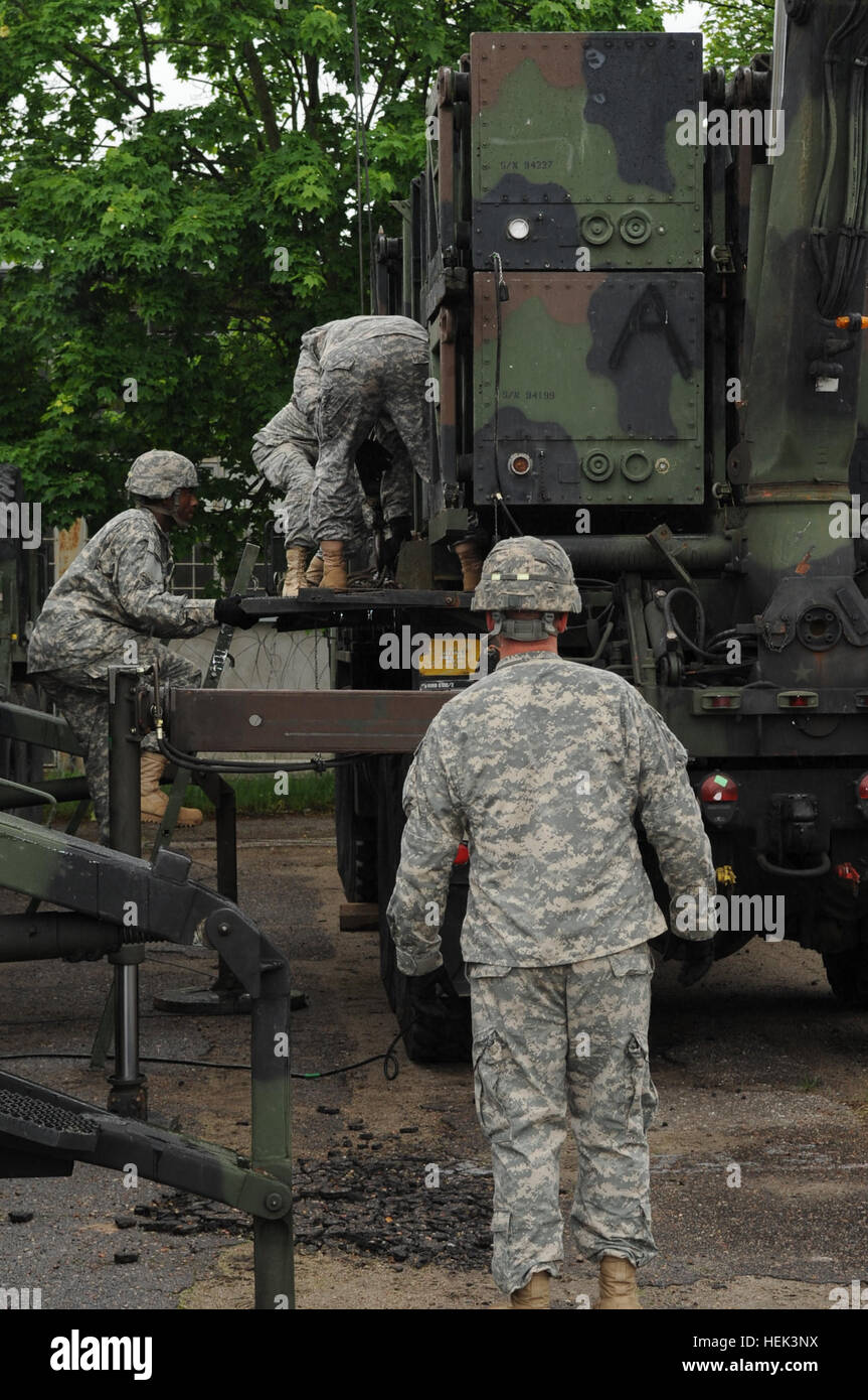 Soldati da 357aria e la difesa missilistica distacco, 5° Battaglione, settima la difesa aerea reggimento di artiglieria, ALFA batteria condurre esercitazioni sul Patriot Missile Systems in Morag, Polonia, 1 giugno. Lo scopo delle esercitazioni è quello di mostrare la cooperazione comune tra noi e le forze polacche. I patrioti in Polonia 285148 Foto Stock