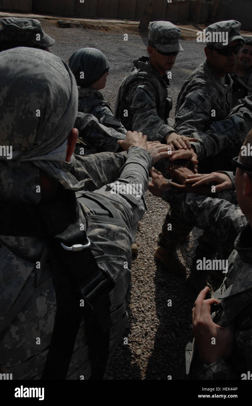 Stati Uniti Soldati dal 2° plotone, 501Polizia Militare Company, truppe speciali Battaglione, 1° divisione corazzata "mani nell' per promuovere comradery prima di inoltro al quartiere degli affari di Al Ramadi, Iraq, Giugno 16. Una cerimonia del taglio del nastro è stato trattenuto in Al Ramadi per contribuire a promuovere una buona relazione tra iracheni e le aziende degli STATI UNITI.(STATI UNITI Esercito foto di Spc. Joshua E. Powell) Al Ramadi taglio del nastro 295113 Foto Stock