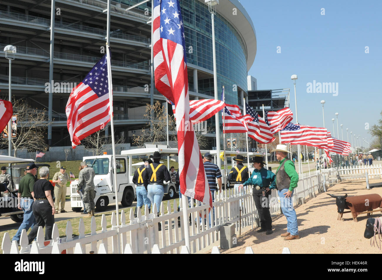 In questa immagine rilasciata dal Texas forze militari volontari, guarda su come soldati la linea fino a immettere il Rodeo dondolo padiglione presso la Houston Livestock Show e Rodeo di Houston Texas, martedì 2 marzo 2011. Dei 3.000 attuale service-membri vi per le forze armate di apprezzamento giorno, oltre 1.100 soldati e dei loro familiari sono stati portati in bus da Fort Hood, Texas. In aggiunta all'ingresso gratuito al parco con un ID militare tutti gli ex e servizio corrente soci sono stati trattati per un pranzo a barbecue, una cerimonia di benvenuto completo con Air Force il cavalcavia e sedi per la traccia Foto Stock