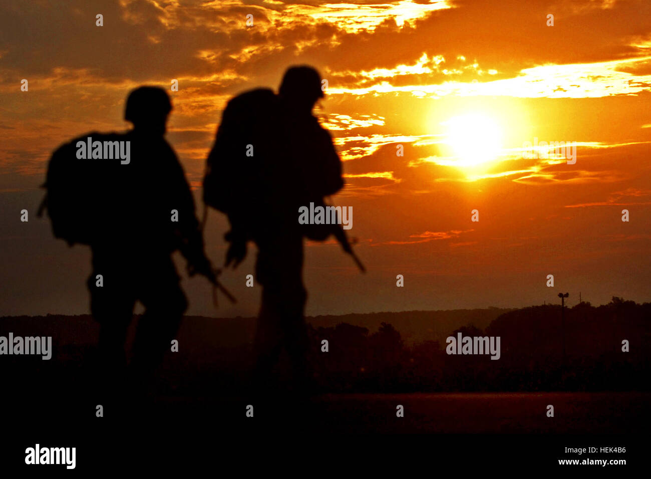 FORT HOOD, Texas - due soldati con 2-8 Cav., 1BCT, 1° Cav. Div., raggiungono il punto di inversione, 25 giugno su il battaglione di 12 mile road marzo parte del guerriero di ferro picchetti di concorrenza. (U.S. Esercito foto di Spc. Kim Browne, 1° Cav. Div. Affari pubblici) Flickr - STATI UNITI Esercito - tramonto Foto Stock