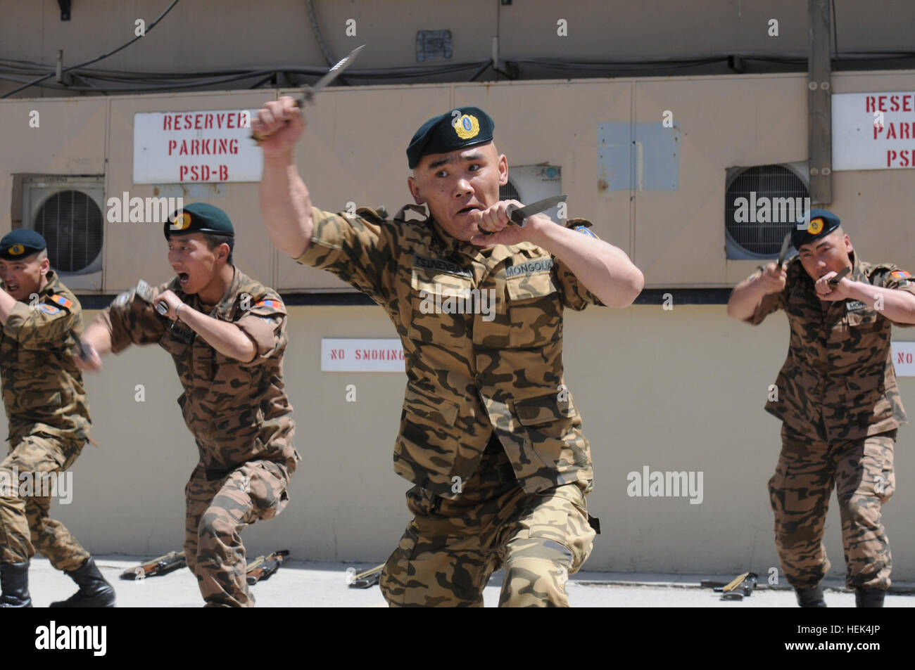 Membri della Mongolia le forze armate coltello display abilità di combattimento durante la loro festa nazionale Naadam chiamato a Camp Eggers, Afghanistan, luglio 11, 2010. Naadam commemora la rivoluzione del 1921 quando la Mongolia si è dichiarato un paese libero. (U.S. Esercito foto di Sgt. Matteo Nedved/RILASCIATO) mongola forze armate 100711-A-CE583-114 Foto Stock