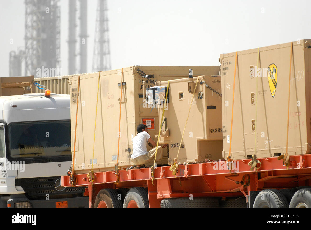 Un appaltatore civile inventari attrezzature della quarta brigata Team di combattimento, 1° Divisione di cavalleria a sud del punto di partenza, Sett. 18. Soldati di 2-12 Cav. in scena le apparecchiature in preparazione per la loro partenza al nord dell Iraq a sostegno dell'operazione nuova alba. Porta kuwaitiana ops per il coltello lungo 320901 Foto Stock