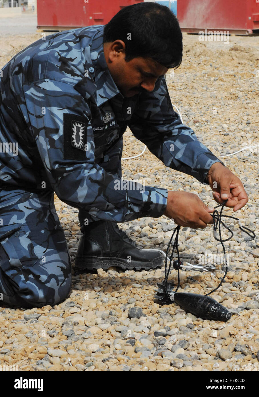 Un iracheno funzionario di polizia pratiche contro-improvvisato dispositivo esplosivo tecniche sett. 20 durante un'eliminazione degli ordigni esplosivi corso di aggiornamento insegnato dai membri della 731st EOD Company, 4a consigliare e assistere brigata, terza divisione di fanteria, Stati Uniti Division - Centro. USD-C soldati insegnare la polizia irachena EOD fundamentals 321916 Foto Stock