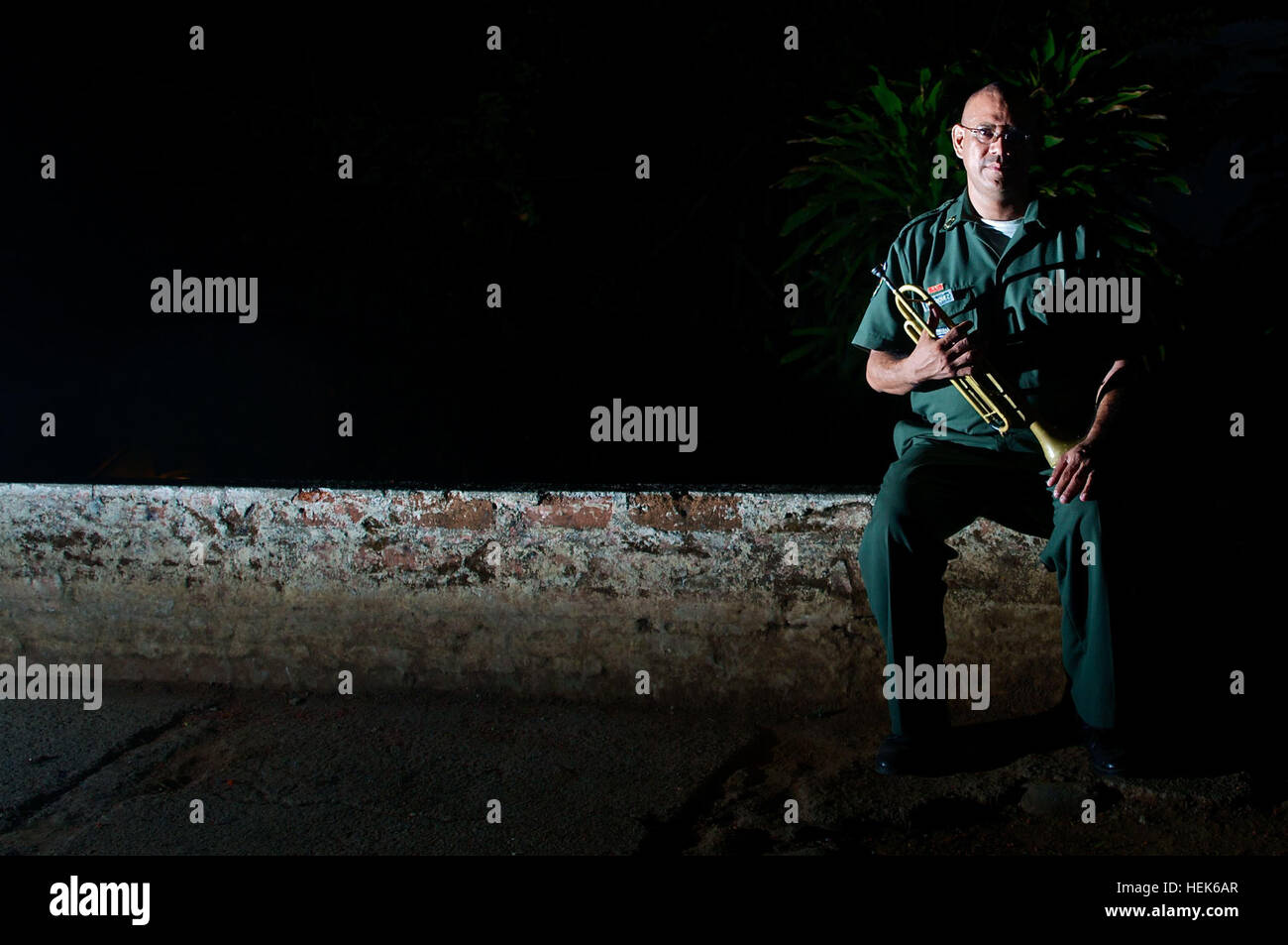 SONSONATE, El Salvador- Esercito di Salvadoran musicista, Luis Alfredo Henriquez-Lopez, Distretto Militare sei, attende il suo 9 p.m. cue per la disattivazione dei suoni la sua ultima bugle chiamata del giorno. Henriquez sta attualmente supportando oltre l'Horizon-El Salvador 2013, U.S. Comando sud-sponsorizzato, esercito sud-led, comune di militari stranieri e di interazione esercizio umanitario che supporta la nazione ospitante attraverso progetti di ingegneria e di personale medico, dentistico e veterinario di esercizi che assistono le persone in alcune zone di El Salvador. (Foto di Spc. Hector Rene Membreno-Canales, 326Mobile degli affari pubblici distaccare Foto Stock