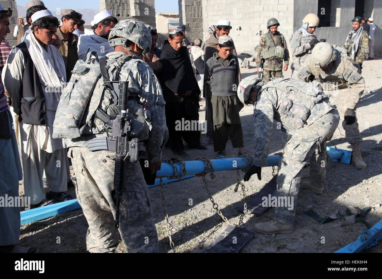 I soldati della 173rd Airborne Brigade Combat Team, 1° Stormo, 91º reggimento di cavalleria, Comanche truppa assemblare un set di rotazione durante il funzionamento a Herat IV nel cortile della scuola del villaggio di Mangokhel, Kherwar distretto, provincia di Logar, Afghanistan, Ott 8. Lo scopo di funzionamento a Herat IV è di costruire relazioni positive con gli abitanti dei villaggi locali e di incoraggiare i bambini a frequentare la scuola con il set di oscillazione. (Foto: Sgt. Sean P. Casey) Funzionamento Herat IV 327820 Foto Stock