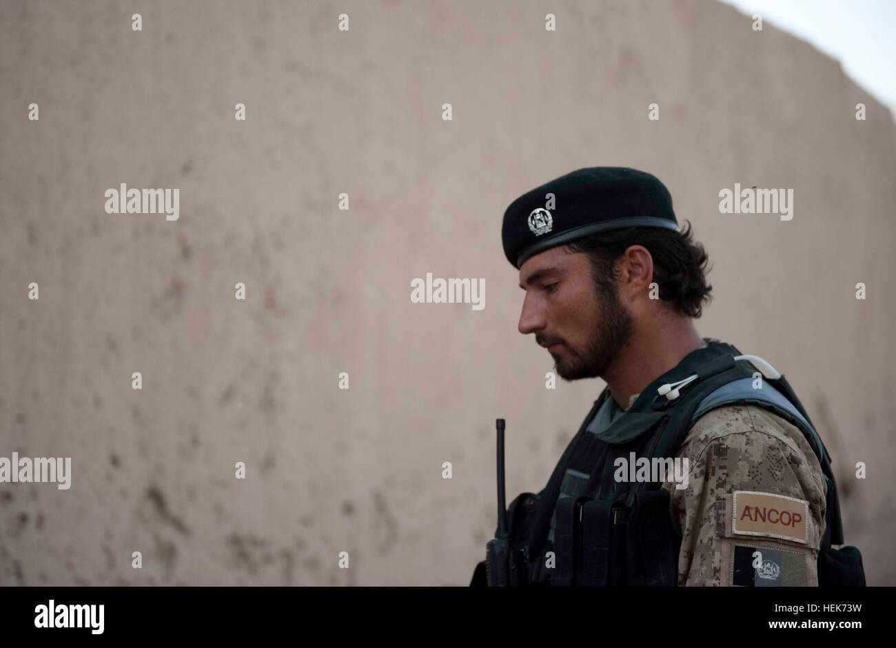 Shafi, un poliziotto con il secondo battaglione, 3° nazionale afghano di ordine civile brigata di polizia, ascolta le preoccupazioni degli abitanti del villaggio durante la mattinata una pattuglia di sicurezza ott. 30, CON GLI STATI UNITI Le forze speciali nel distretto di Zhari, provincia di Kandahar, Afghanistan. Il ANCOP dalla 2bn. sono abbinate con i membri delle Operazioni Speciali Task Force - Sud. ANCOP, il nuovo volto della sicurezza a Kandahar Provincia del distretto di Zhari 335809 Foto Stock