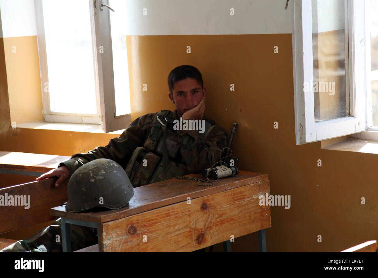 Un esercito nazionale afghano soldato si rifugia in una scuola dopo aver ricevuto dal fuoco nemico posizioni nella città di Charkh, provincia di Logar, Afghanistan, Nov.13. Operazione di restauro Charkh 340872 Foto Stock