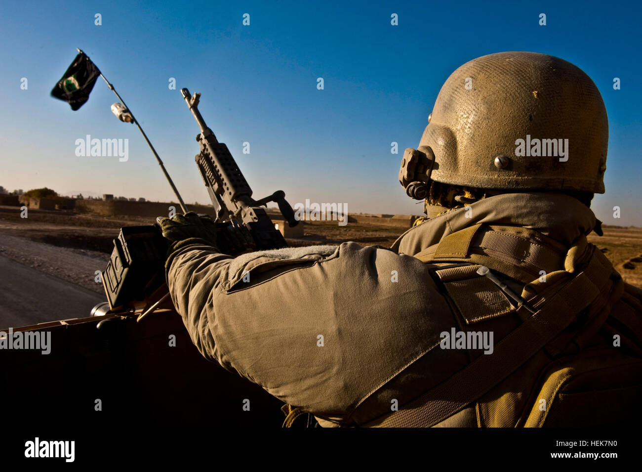 Un U.S. Esercito Forze Speciali sergente medica con le operazioni speciali Task Force - Sud mans un M249 squad arma automatica durante la trazione di sicurezza posteriore durante un convoglio, nov. 24, 2010, nella provincia di Kandahar, Afghanistan. (U.S. Esercito foto di Spc. Daniel P. tremò / Special Operations Task Force - Sud)(rilasciato) convoglio a Kandahar 343060 Foto Stock