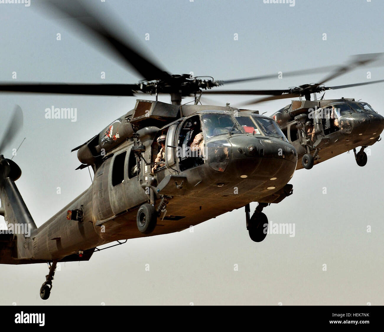 Stati Uniti Esercito UH-60 Black Hawk elicotteri arrivano in avanti su una base operativa del Pugnale, Tikrit, Iraq, e il Agosto 8, 2006. Gli elicotteri trasportano VIP per partecipare ad una cerimonia di quarto esercito iracheno divisione prendendo il piombo sulla sicurezza per le province di Sulymaniya Salah Ah Din, e Kirkuk. L'assunzione di responsabilità è il cinquanta percento sul controllo primario dell'Iraq da parte delle forze di sicurezza irachene. (U.S. Foto dell'esercito da Staff Sgt. Russell Lee Klika) (rilasciato) 101st Airborne Div a Tikrit Foto Stock