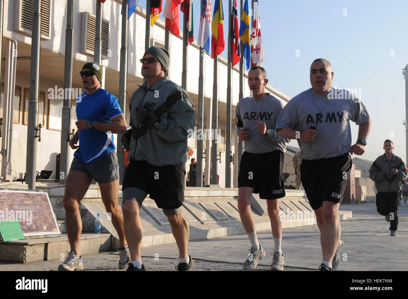 Stati Uniti e le forze della coalizione hanno partecipare al 5K la Turchia giorno Esegui e Gobble ondeggiare gara nov. 24, a Camp Phoenix a Kabul, Afghanistan. La Turchia giorno Esegui e Gobble ondeggiamento è un'ombra di eseguire la più grande 5K gara in Carolina del Sud. La Turchia giorno eseguire la missione per raccogliere fondi per le associazioni di beneficenza locali. Ogni anno una parte del ricavato della vendita di corsa vengono donati alle organizzazioni senza scopo di lucro nella zona di Charleston. Inoltre, più di $13.000 è stata donata al fondo degli eroi nel 2008, che assiste le famiglie dei primi responder che muoiono o vengono gravemente feriti nella linea del dazio. Gobble ondeggiare 343342 Foto Stock