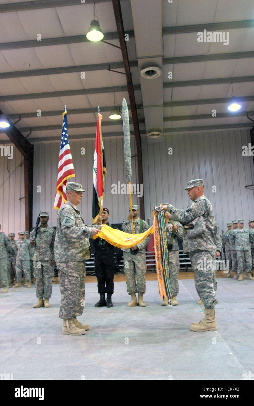 Col. Guy Thomas (sinistra) e il comando Sgt. Il Mag. Steven Woodall (destra), del 116Brigata di cavalleria contro la squadra, Idaho Esercito Nazionale Guardia, uncase il 116colori CBCT Dic. 3 indicano l'inizio della loro missione in Stati Uniti Division - centro di Bagdad. La CBCT di 116manterrà le infrastrutture e a fornire i servizi di assistenza a migliaia di coalizione militare e civile residente in base vittoria complessa, Iraq. 116la brigata di cavalleria contro squadra comincia la missione in Iraq 347008 Foto Stock