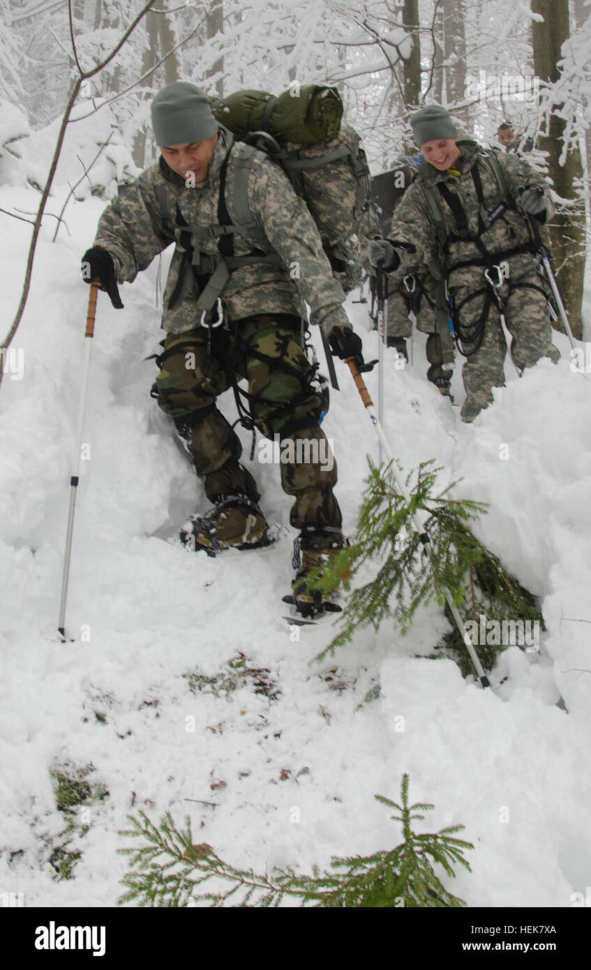 BOHINJSKA BELA, Slovenia -- SGT Bradley Thomas dalla U.S. Esercito dell'Europa 172nd della brigata di fanteria si prepara per una delicata con le racchette da neve manuever durante il viaggio in montagna di formazione presso la slovena delle Forze Armate di montagna del Centro di formazione. I soldati della fanteria 172nd brigata partecipano in montagna warfare training per acquisire familiarità con le difficoltà incontrate durante le operazioni di montagna. (U.S. Esercito Europa Foto di Richard Bumgardner) 172nd montagna sloveno di formazione (5240820315) Foto Stock