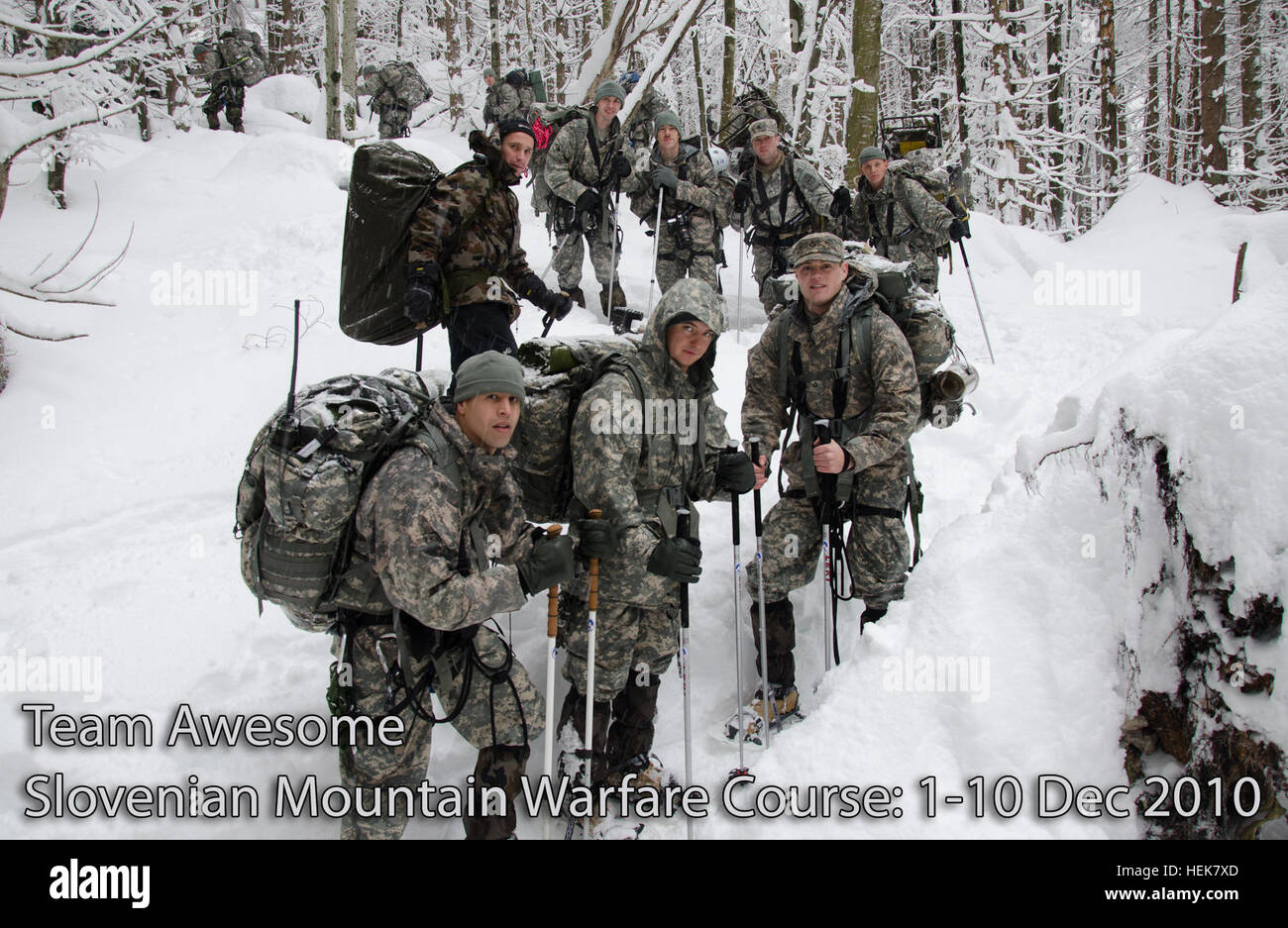 BOHINJSKA BELA, Slovenia -- Team Awesome si ferma per una foto a rompersi durante la guerra di montagna di formazione presso la slovena delle Forze Armate di montagna del Centro di formazione. I soldati della fanteria 172nd brigata partecipano in montagna warfare training per acquisire familiarità con le difficoltà incontrate durante le operazioni di montagna. (U.S. Esercito Europa photomerge/illustrazione da Richard Bumgardner) Team Awesome 172nd montagna sloveno di formazione (5243505338) Foto Stock