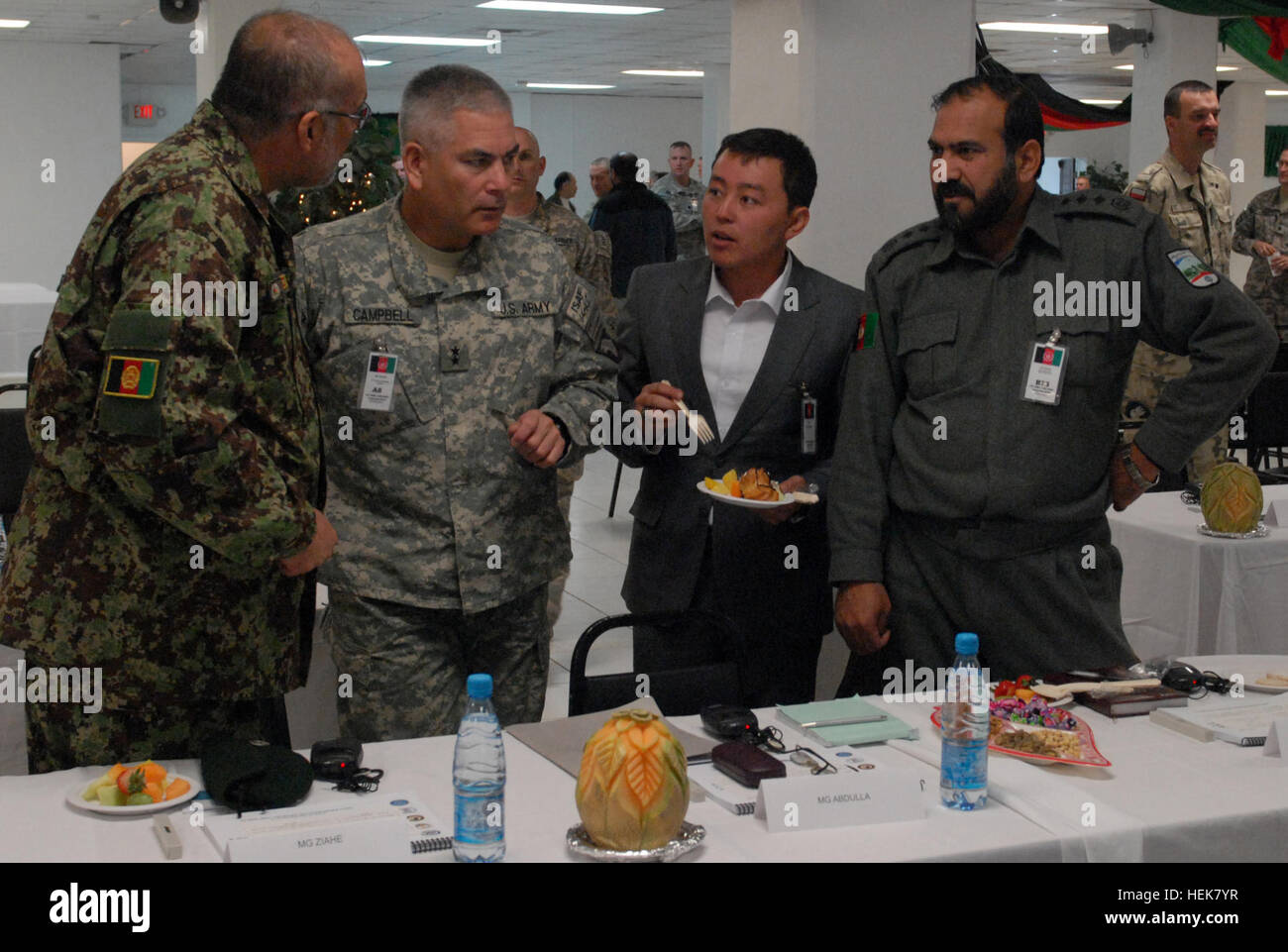 Aviosuperficie di Bagram, Afghanistan - STATI UNITI Esercito il Mag. Gen. John F. Campbell, comandante della Combined Joint Task Force-101 e Command-East regionale, parla con funzionari afghani durante una riunione a Bagram Airfield Dic. 5. Lo scopo della riunione era quello di discutere le strategie dei vari rami della nazionale afghano di sicurezza vigenti. (Foto di U.S. Army Spc. Adam L. Mathis, xvii Affari pubblici distacco) afghane, leader della coalizione discutere sulla strategia 346479 Foto Stock