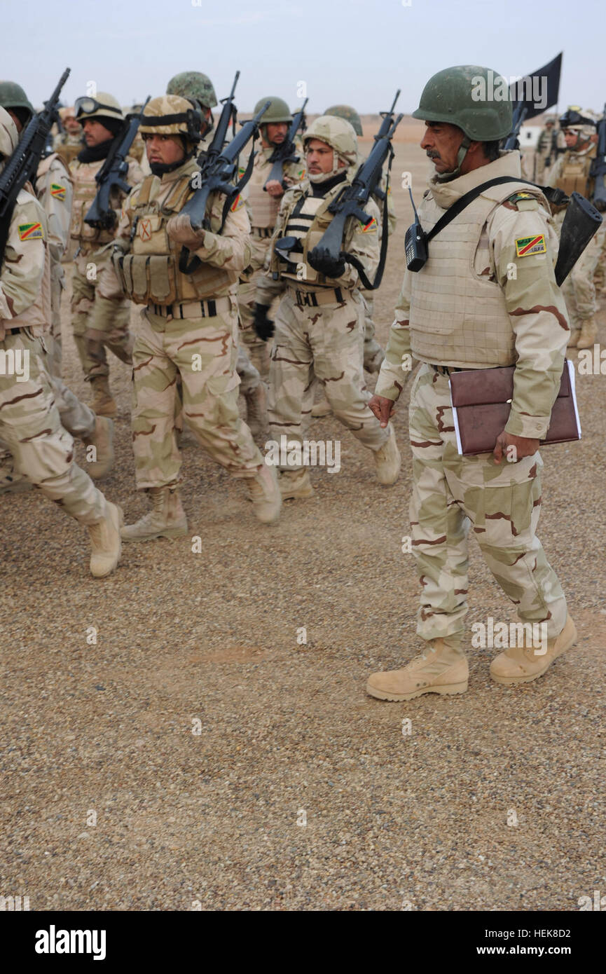 Soldati iracheni assegnati al settimo esercito iracheno divisione (7 IAD) marzo a luoghi di formazione di Camp Al Asad, Iraq, 3 gennaio 2011. Il 7 IAD condotta soldato training di familiarizzazione con il contributo degli Stati Uniti I soldati assegnati al 4° 'Black Jack' Squadron, decimo reggimento di cavalleria, 3a consigliare e assistere brigata, 4a divisione di fanteria, a sostegno dell'operazione nuova alba. (U.S. Esercito foto di Spc. Gary Silverman/RILASCIATO) veterani con USD-C consigliare 7 IA Div. convenzionali di tattiche di guerra 364332 Foto Stock