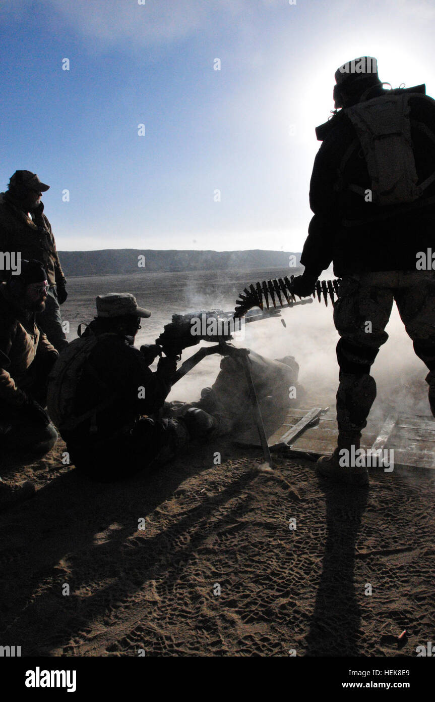 Appaltatori militari da Xe International, che ha chiesto di rimanere anonimo, supervisionare un confine afghano funzionario di polizia come lui spara il NSV 12,7mm heavy machine gun. ABP ufficiali familiarizzazione ricevuto formazione sulle armi quali la AK-47 fucile da assalto, PKM mitragliatrice e RPG-7 anti-serbatoio rocket launcher. Stati Uniti I soldati dell esercito assegnato alla NATO Training Mission-Afghanistan ha collaborato con gli appaltatori militari da Xe International per fare da guida a funzionari di polizia al confine ABP Center di Spin Boldak. La missione di addestramento è inteso a rafforzare la polizia di frontiera è la sua capacità di combattere la attività di insorti Foto Stock