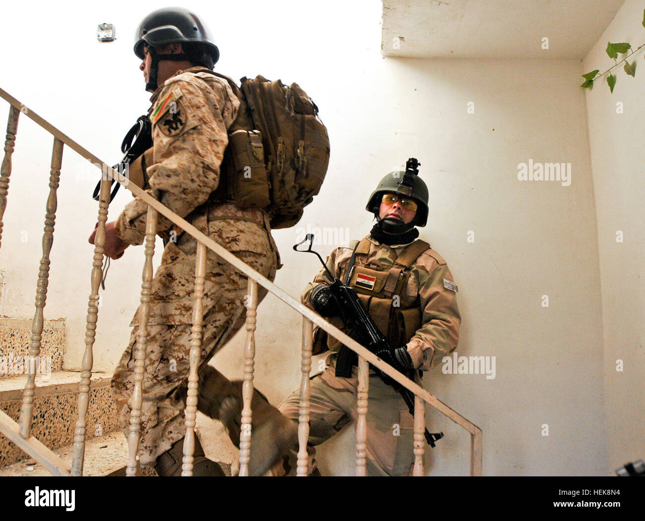 Soldati dal 6° Brigata, 3° esercito iracheno divisione ricerca e cancellare una casa abbandonata in al-Harmat quartiere di western di Mosul, Gennaio 19, 2011. La IA ha collaborato con U.S. La stabilità del team di transizione dalla Task Force Lancia 4a consigliare e assistere brigata, 1a divisione di cavalleria, per cercare la zona per eventuali indizi di insorti attività seguenti suggerimenti dai residenti locali. (U.S. Esercito foto di Sgt. Shawn Miller) iracheno, le forze USA la ricerca di estremisti di Mosul 359526 Foto Stock