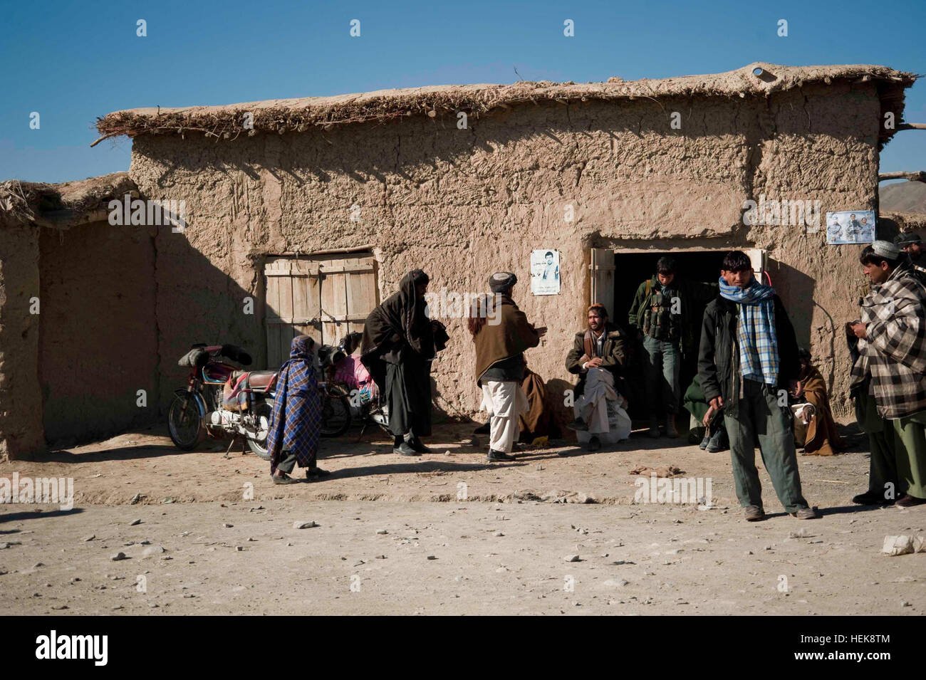 Il bazar in remoto di provincia di Kandahar Maruf del distretto, raffigurata qui a gennaio 26, 2011, riaperto lo scorso anno dopo anni di inattività. La riapertura del bazaar fornisce un impulso significativo all'economia locale, come la maggior parte dei cittadini qui era stato costretto a viaggiare almeno quattro ore di automobile per acquistare o beni commerciali, ha detto Abdul Samat Durrani, il governatore di distretto di Maruf. Durrani e Nader Khan, la polizia nazionale afgana chief per distretto Maruf, insieme con i membri delle Operazioni Speciali Task Force - sud, guidato gli sforzi per pulire il Maruf bazaar. Il governatore distrettuale affronta le sfide del rem Foto Stock