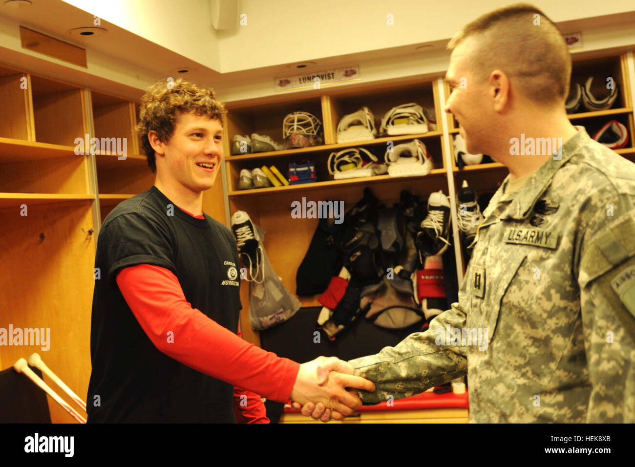 Il cap. Darin dolce incontra Carolina Hurricanes rookie Jeff Skinner in spogliatoio prima di NHL All-Star Game gennaio 30. A incontrare e salutare è stata una delle numerose attività che dolce ha partecipato durante l'All-Star Game day. Il NHL dolce riconosciuto per il suo eroismo mentre in servizio in Afghanistan. Il dolce è un membro dell'U.S. Esercito degli affari ivil e operazioni psicologiche il comando (Airborne) con base a Fort Bragg, N.C., ed è la sede di tutto l'esercito di riserva per gli affari civili e le operazioni psicologiche di unità. Dolce Ovation rocce NHL All-Star Game 362922 Foto Stock