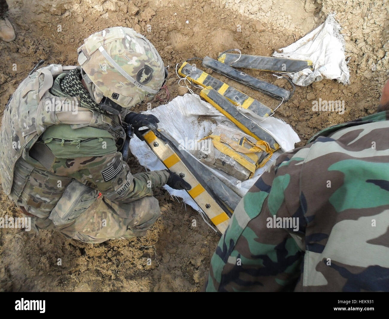 Il personale dell'esercito americano assiste i soldati dell'esercito nazionale afghano nel saccheggiare e mettere in sicurezza ordigni esplosivi improvvisati nel distretto di Zormat, Afghanistan, come parte di un'operazione congiunta per lo smaltimento sicuro di munizioni, inclusi colpi di mortaio, mine di argilla e mine anticarro. Foto Stock