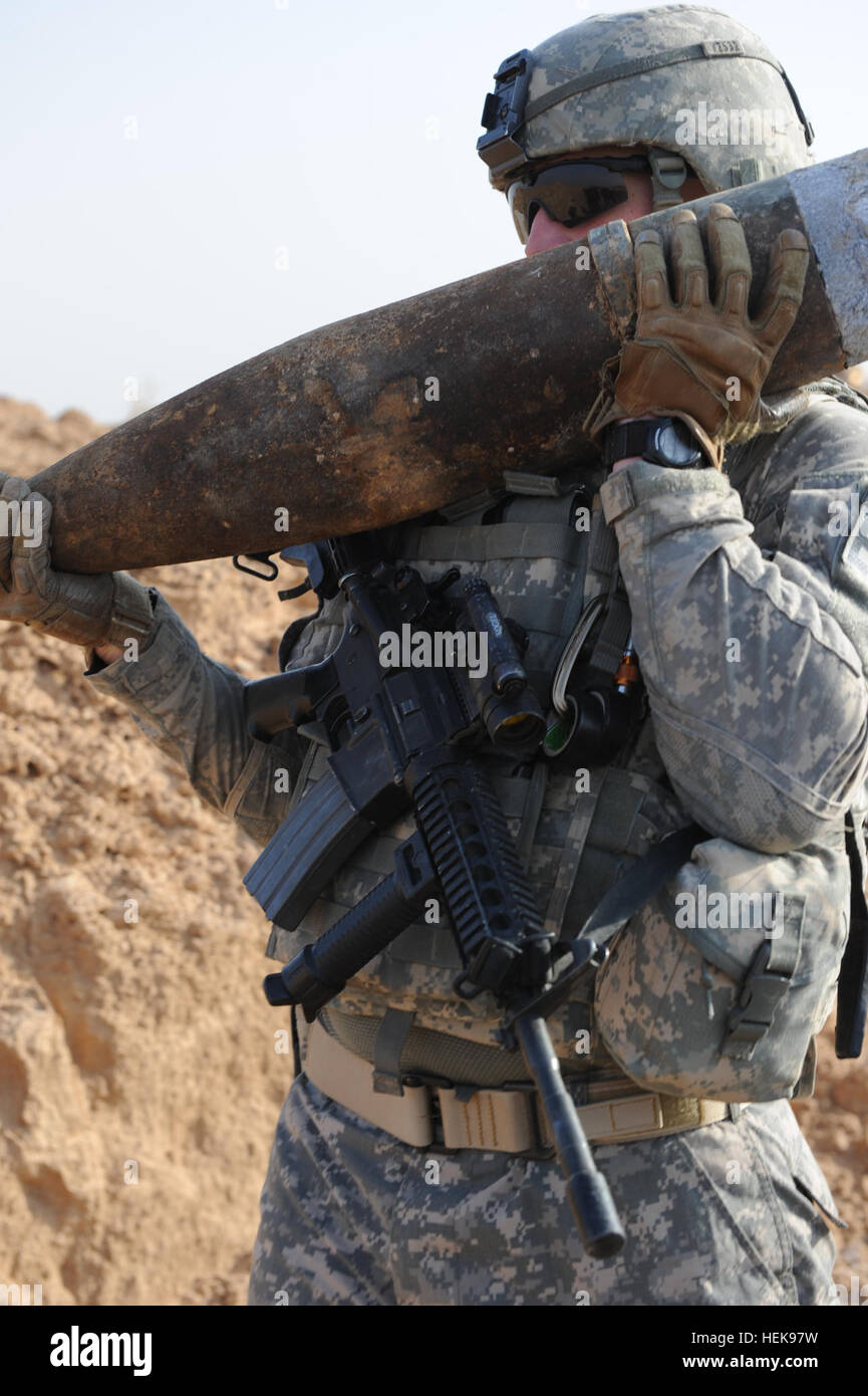 Il personale della 731st Company e della polizia irachena dispose in sicurezza oltre 300 libbre di ordigni inesplosi sulla Crazy Horse Range, Ramadi, Iraq, sostenendo l'operazione New Dawn il 17 febbraio. Foto Stock