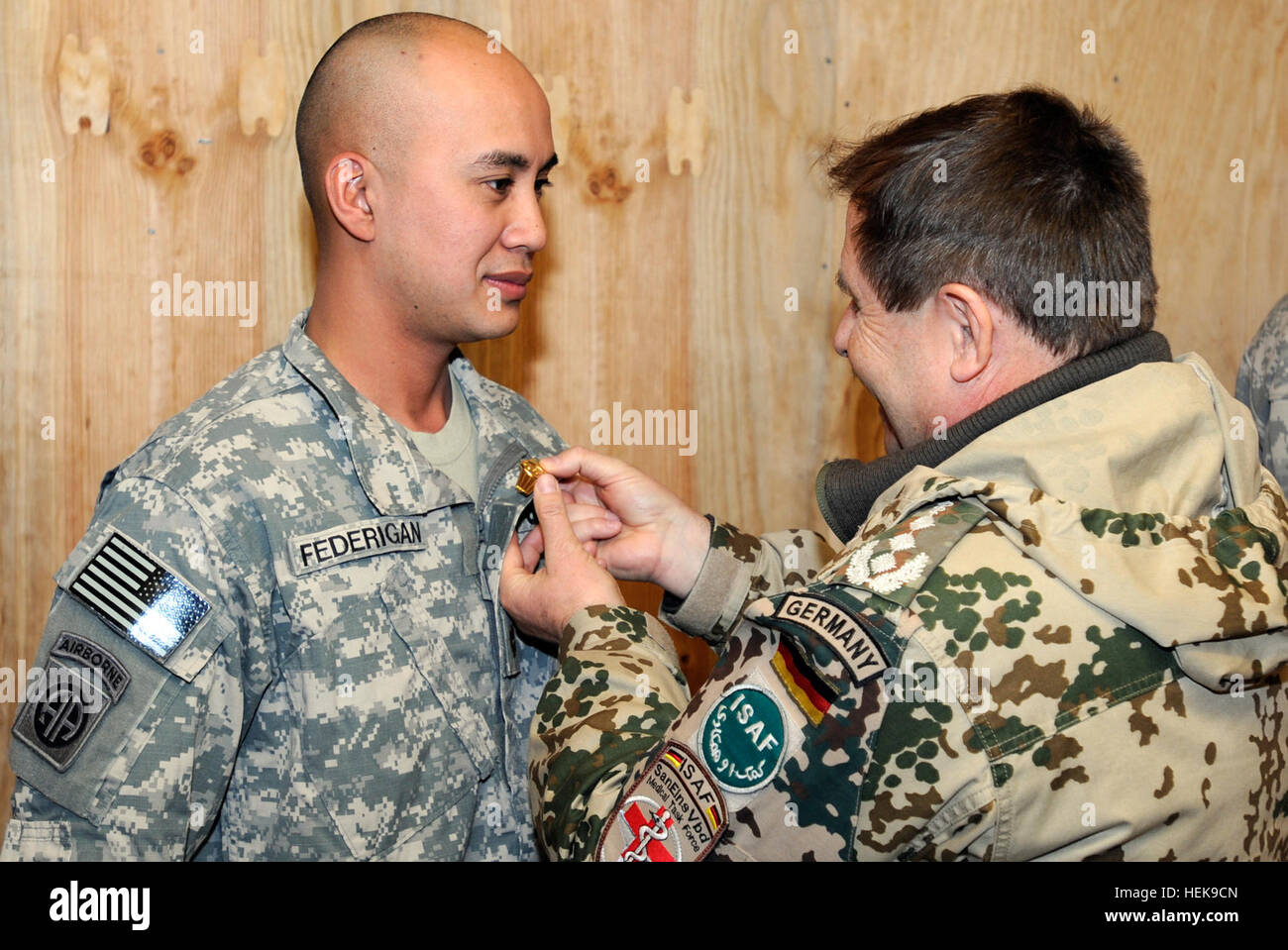 Stati Uniti Esercito il Mag. Robert Federigan, medical operations officer, Sede Società, 4a combattere la Brigata Aerea, 4a divisione di fanteria, la forza internazionale di assistenza alla sicurezza, riceve l'oro militare tedesco badge di specialità per il personale medico, che rappresenta il più alto livello di militari di competenza medica della Bundeswehr (militare tedesco), dal comandante tedesco Medical Task Force, Feb. 27. (Foto: Spc. Jeanita C. Pisachubbe) quarta cabina guadagnare leader militare tedesco 372240 decorazioni Foto Stock