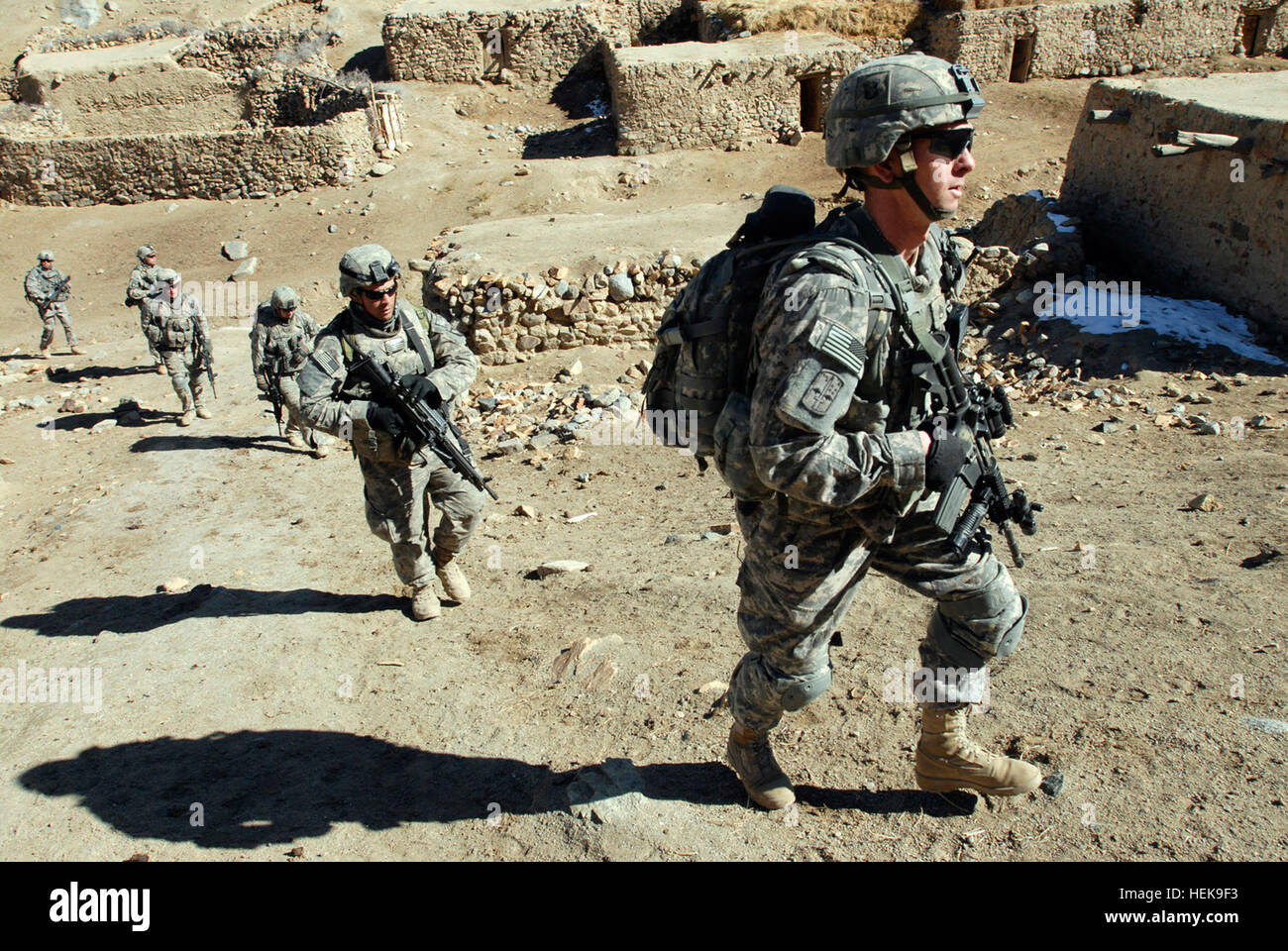 Soldati con la 101ª Divisione aviotrasportata patrol un piccolo villaggio durante un assalto dell'aria la missione in Afghanistan orientale, nov. 4, 2008. (Foto di Spc. Mary L. Gonzalez, CJTF-101 Affari pubblici) US Army 51900 Obama chiede alla NATO in Afghanistan la missione più importante Foto Stock