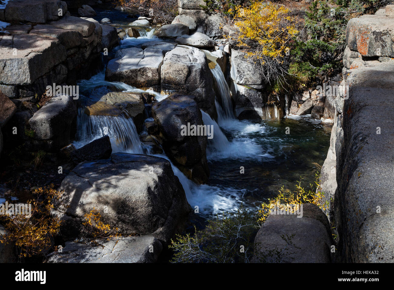 L'acqua scorre su una cascata su Leavitt Creek in Mono County, California. Foto Stock