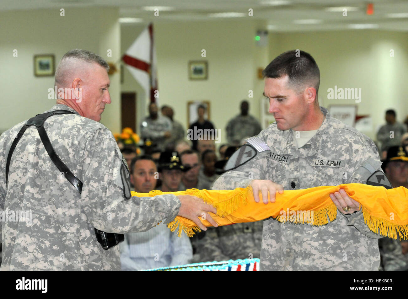 Funzionamento di emergenza Delta Base, Iraq - Sgt. Il Mag. Richard Burnette (sinistra), il comando sergente maggiore di 6'Saber" Squadron, 9° reggimento di cavalleria, 3a consigliare e assistere brigata, 1a divisione di fanteria, Stati Uniti Division - Sud e un Anderson, S.C., nativo, e il tenente Col. Cameron Cantlon (a destra), comandante della 6° Sqdn., 9 Cav. Regt. e un Ettrick, Wis., nativo, uncase i colori unità durante un trasferimento di autorità cerimonia, 15 giugno 2011, alla contingenza Base Operativa Delta. Dopo aver servito per quattro mesi a Baghdad, Saber Squadron è stato ordinato di spostare a sud ad assumere il comando di pannocchia e Delta Foto Stock