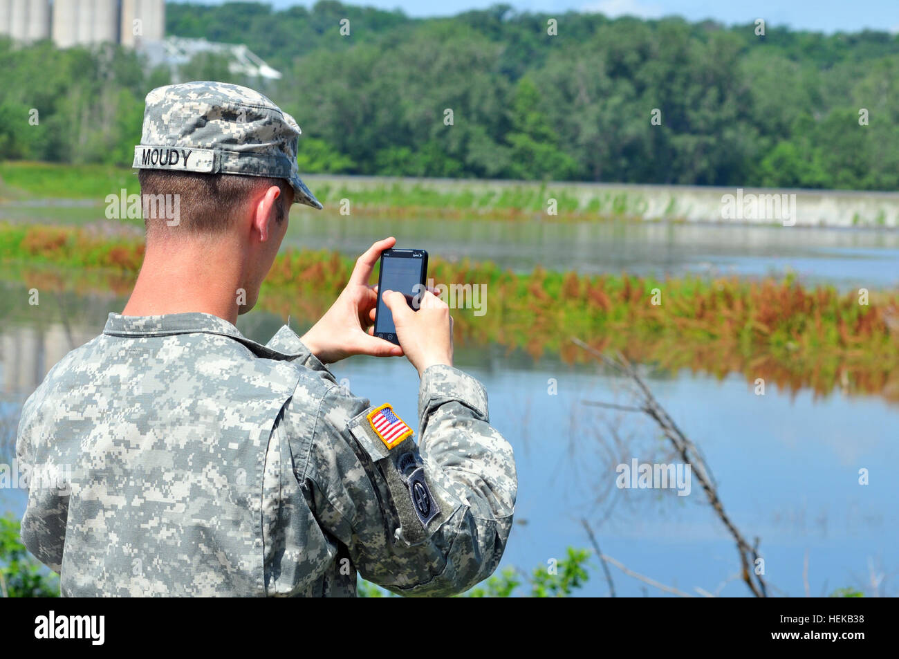 Missouri esercito Guardia Nazionale degli ufficiali di collegamento (LNOs) dalla Task Force 110 ha risposto a una chiamata di un argine al di sopra o possibile culatta sull argine L550, situato ad ovest di Phelps città vicino alla frontiera con il Nebraska. Il LNOs coordinato con le autorità locali durante l'evento. Guardie erano affissi vicino l'argine access come un pubblico precauzioni di sicurezza. In questa foto, Staff Sgt. Derick Moudy fotografie gli attuali livelli di acqua in modo che il confronto può essere effettuato più tardi nella giornata. La Missouri e la Guardia Nazionale continuerà ad assistere le autorità locali nel mantenere i cittadini del Missouri il più sicuro possibile u Foto Stock