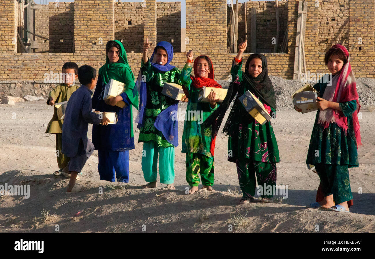 Stati Uniti I soldati dell esercito ha dato nuove scarpe e sciarpe per le donne e i bambini durante una riunione di Tanah Baqi, Spin Boldak distretto, provincia di Kandahar, Afghanistan, 20 giugno 2011. Un innesto femmina team combinata di Task Force fulmini, si è incontrato con le donne e le ragazze di concentrarsi sull'educazione alla salute. CTFL incentrata sulle donne e ragazze educazione sanitaria 110620-A-JQ157-036 Foto Stock