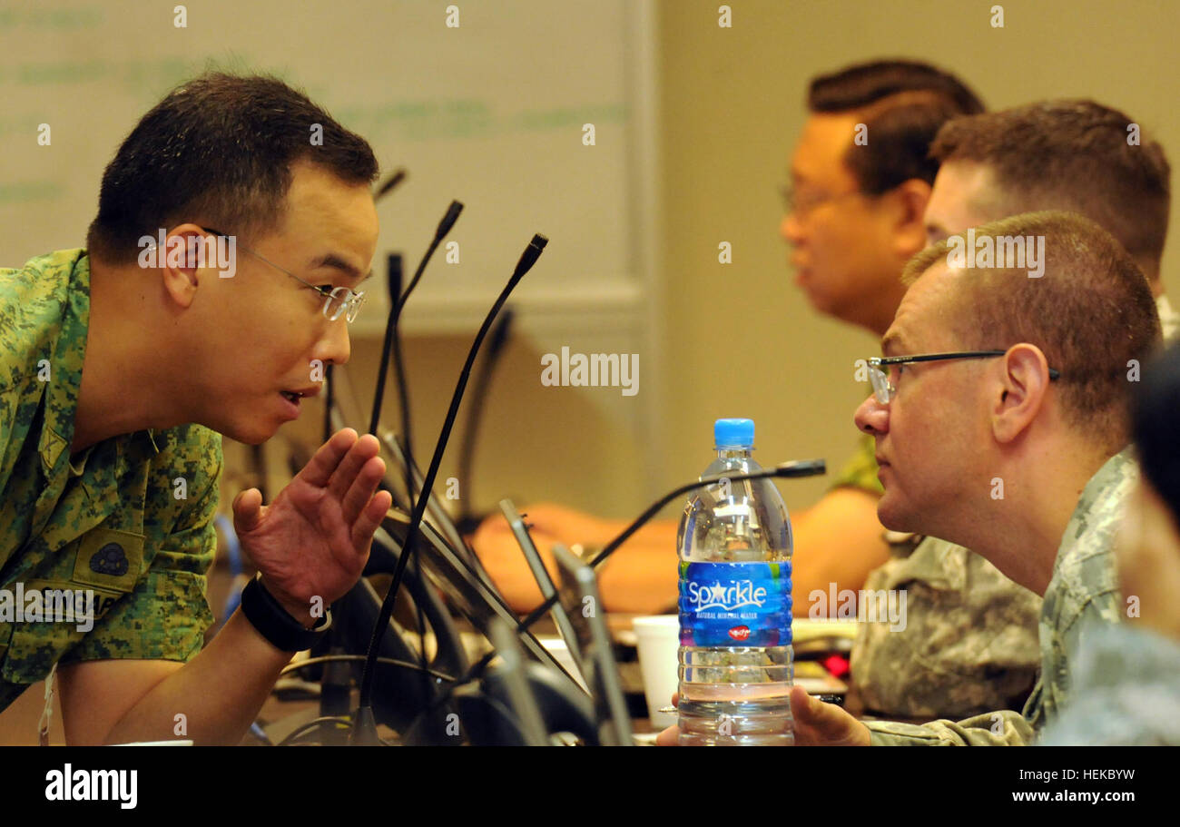 Cpt. Nicholas Paulson, il giudice, avvocato generale con posteriore 82Operations Center, Esercito Oregon Guardia Nazionale, e il suo omologo di Singapore discutere ramificazioni legali di scenari di battaglia durante la tigre balsamo war game al Pasir Laba Camp, Singapore, luglio 25. Stati Uniti e SAF uniti insieme per due settimane a luglio per Tiger Balm '11, un bilaterale annuale di esercizio. Gli eserciti di condividere le strategie militari e le tecniche della difesa, del reato e operazioni mentre edificio militare e relazioni culturali. Quest'anno la messa a fuoco è stata offesa, della difesa e delle operazioni. (U.S. Esercito foto di Spc. Anita Va Foto Stock