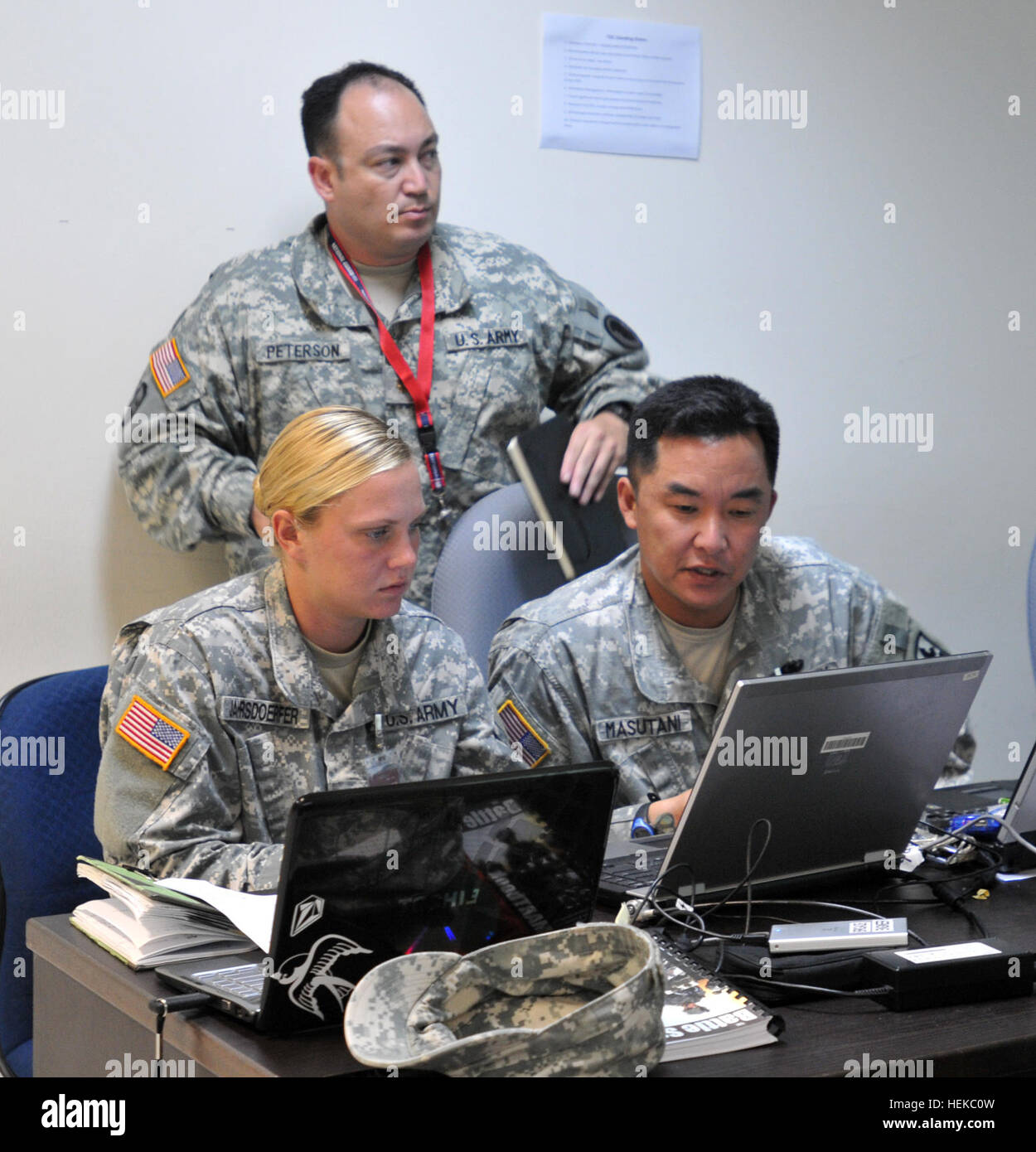 Il Mag. Brian Peterson, Vice responsabile dei piani, 1Lt. Jessica Jahrsdoerfer, un Provost Marshall, e il Mag. Brad Masutani, Operations Officer con la ventinovesima Hawaiian National Guard per collaborare sulla battaglia durante la guerra gioco chiamato Tiger Balm in Pasir Laba Camp, Singapore, luglio 25. Stati Uniti e Singapore forze armate unite insieme per due settimane a luglio per Tiger Balm '11, un bilaterale annuale di esercizio. Gli eserciti di condividere le strategie militari e le tecniche della difesa, del reato e operazioni mentre edificio militare e relazioni culturali. Quest'anno la messa a fuoco è stata offesa, difesa e oper Foto Stock