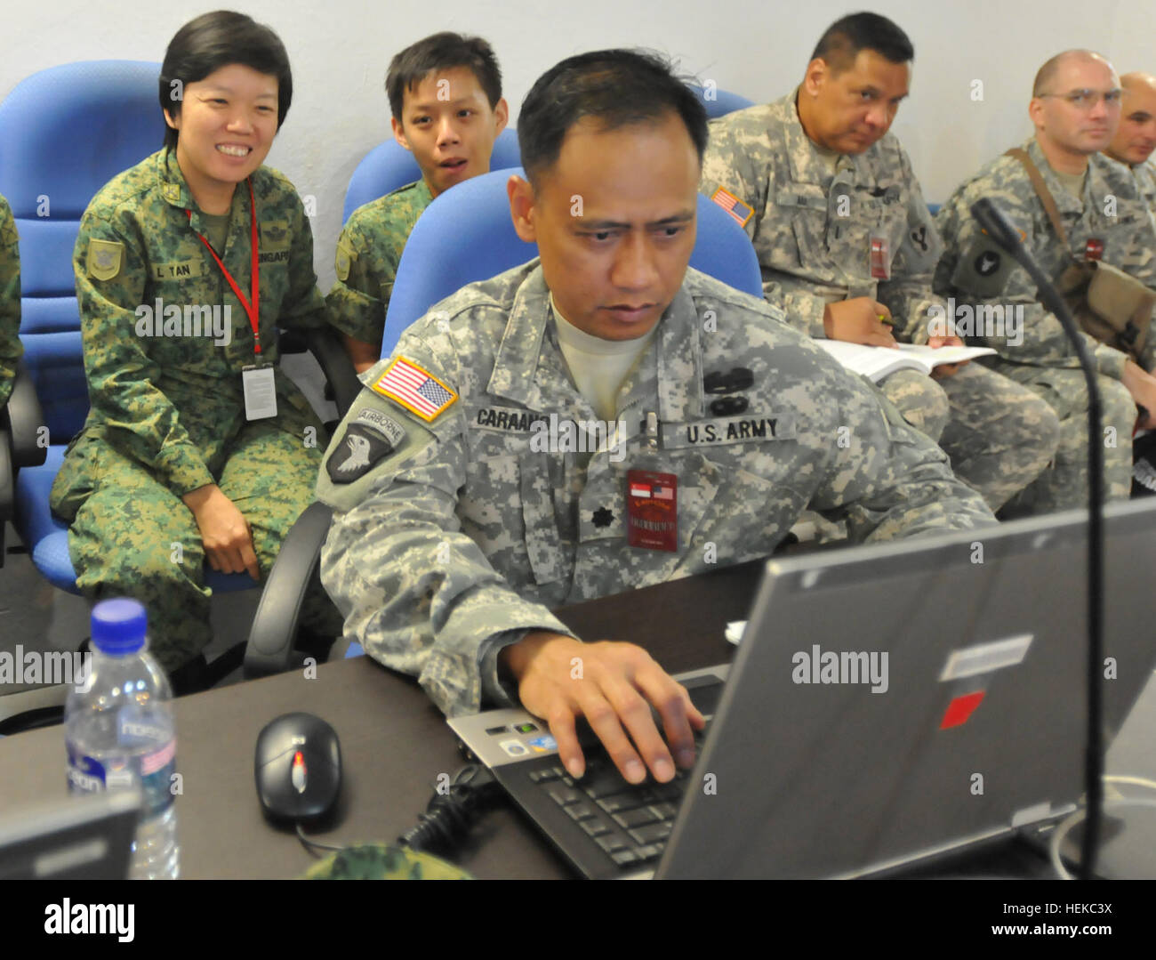 Lt. Col. Crizaldeh Caraang, la Civil Affairs Officer con 322nd gli affari civili brigata, U.S. Esercito di riserva, Hawaii, fornisce input e consigli durante il balsamo di tigre war game al Pasir Laba Camp, Singapore, luglio 25. Stati Uniti e SAF uniti insieme per due settimane a luglio per Tiger Balm '11, un bilaterale annuale di esercizio. Gli eserciti di condividere le strategie militari e le tecniche della difesa, del reato e operazioni mentre edificio militare e relazioni culturali. Quest'anno la messa a fuoco è stata offesa, della difesa e delle operazioni. (U.S. Esercito foto di Spc. Anita VanderMolen, 115Mobile degli affari pubblici di distacco, Foto Stock