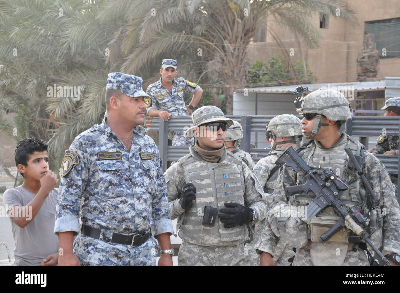 BAGHDAD-1Lt. Brian Harper, a destra di un comandante di plotone con la società B "Bounty Hunters", 1° Battaglione, 63rd Armor reggimento, 2a consigliare e assistere brigata, 1a divisione di fanteria, Stati Uniti Division - Centro e un nativo di Cleveland, discute di sicurezza locale con un funzionario della Sayifiyah Polizia Federale Luglio 29 in Ghazaliyah, Iraq. Soldati con la società B, 1bn., 63Armor Regt. Erano presenti alla cerimonia di un nuovo campo di calcio in Ghazaliyah, che una volta era un focolaio di violenza settaria ma ora è la prima linea di unità degli sforzi tra sciiti e sunniti gruppi. (U.S. Foto dell'esercito da parte del personale Foto Stock