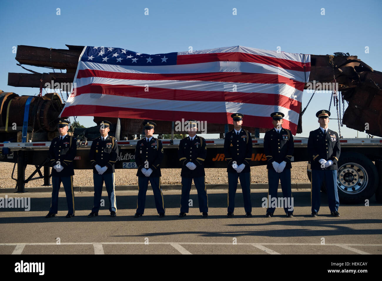 Colorado Esercito Nazionale guardie della line up front di acciaio resti recuperati dal sito del World Trade Center il Agosto 8. La spedizione abbiamo soggiornato per una notte a Buckley Air Force Base lungo il tragitto per il centro di Denver. I pezzi avranno il loro ultimo luogo di riposo di diversi monumenti nel locale di area metropolitana. Flickr - STATI UNITI Esercito - dal World Trade Center Foto Stock