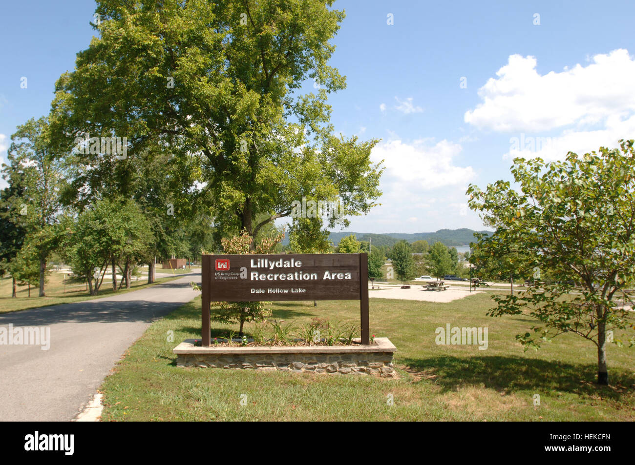 Questo è Lillydale campeggio sulle rive di Dale Lago cava. Azionato da parte del governo degli STATI UNITI Esercito di ingegneri del distretto di Nashville, questo preferito camping destinazione una volta featured plush loblolly pine trees. Nel 2001, un esercito di pino meridionale coleotteri infestati 1.200 coppia loblolly pines e il corpo ha dovuto chiudere il campeggio per il 2002 stagione di ricreazione, rimuovere gli alberi, ripristinare il campeggio e di piante latifoglie nativo. Dieci anni più tardi il campeggio dispone di ampia aperta con vista del lago e del legno di latifoglia sono in crescita fino a fornire ombra per i visitatori. (USACE foto di Leon Roberts) Progetto Phoenix r Foto Stock