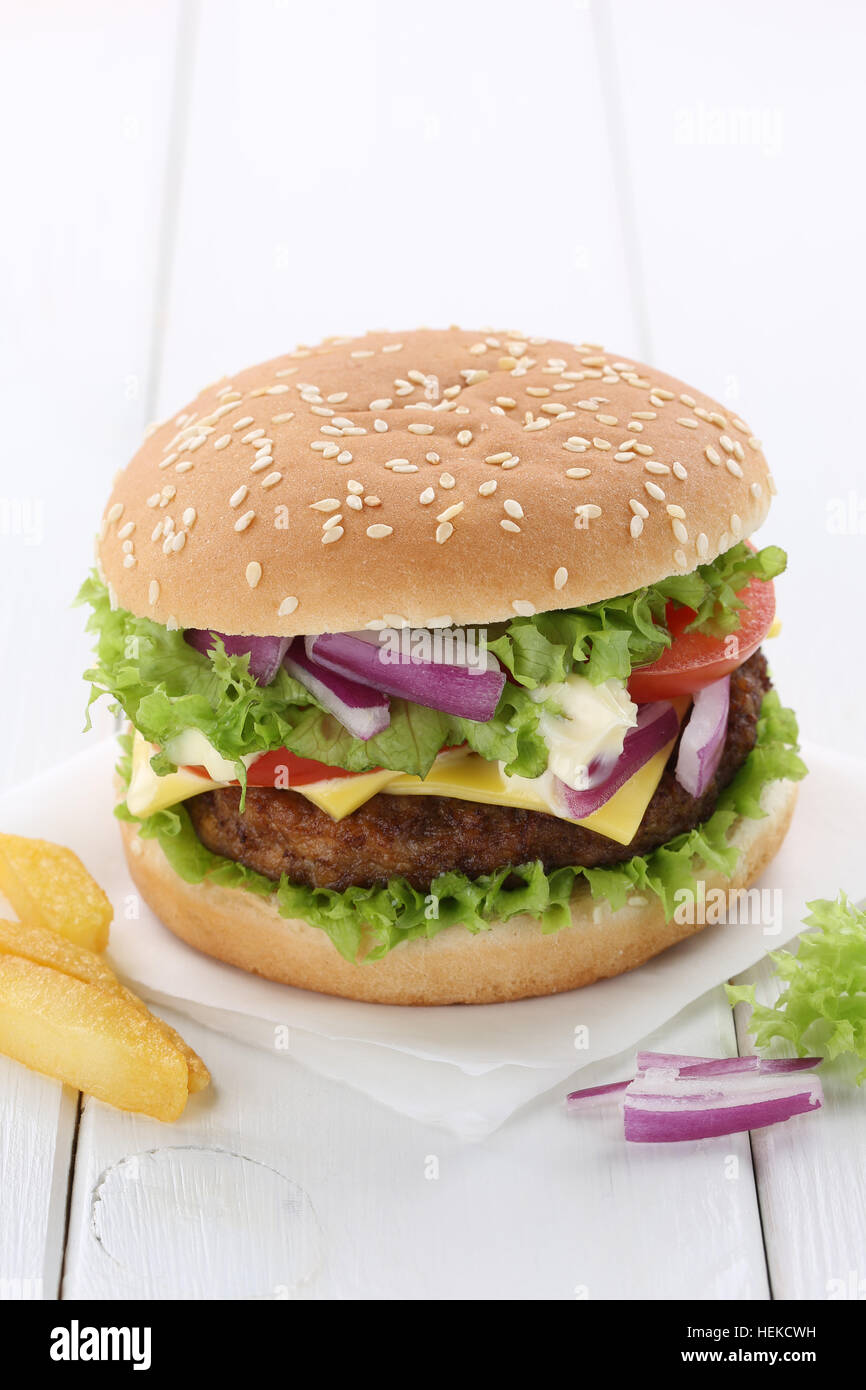 Cheeseburger hamburger copyspace spazio copia carni bovine i pomodori lattuga insalubre di formaggio Foto Stock