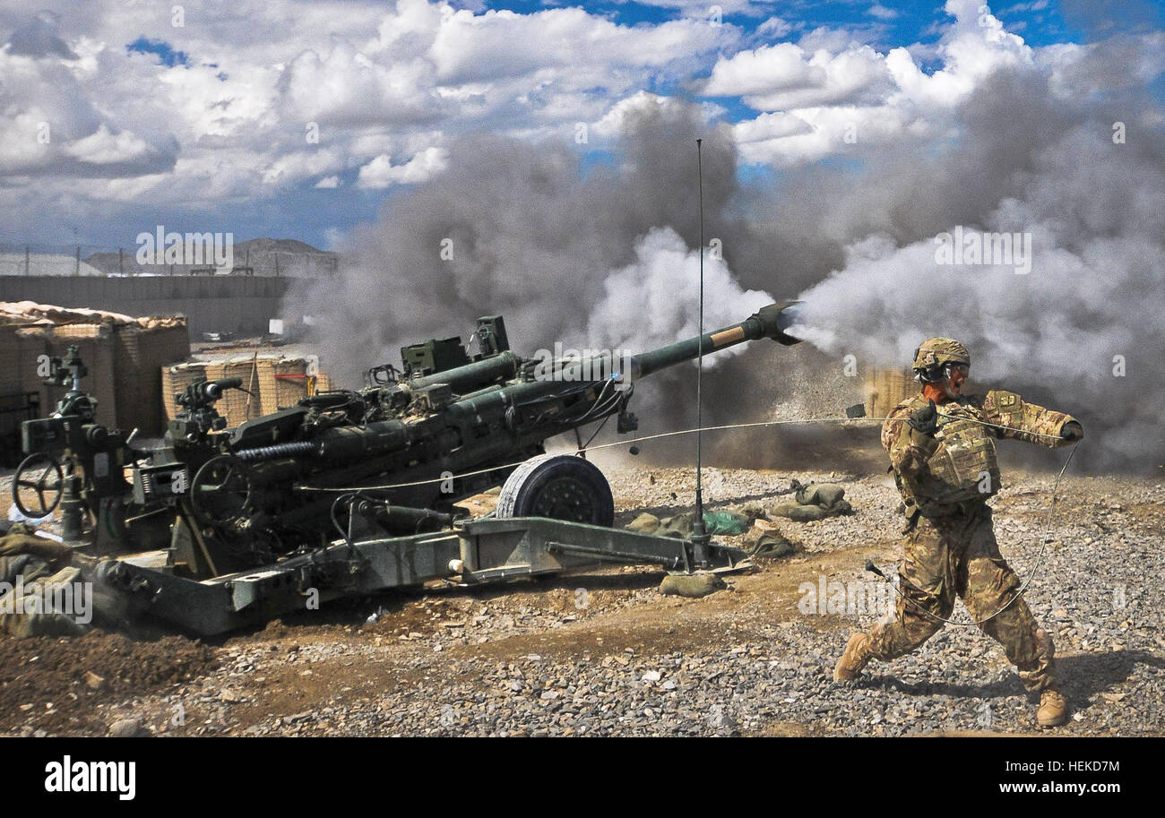 Pfc. Erik Park a San Mateo in California, incendi sua M777 155 mm obice a inoltrare una base operativa Orgun-E SETT. 3. Parco che è nel terzo plotone, Alfa batteria, 1° Battaglione, 77th campo reggimento di artiglieria, 172nd della brigata di fanteria, è il "numero uno" uomo su cinque-uomo squadra numerate che opera il massiccio sistema di arma. La detonazione 110903-A-ZU930-010 Foto Stock