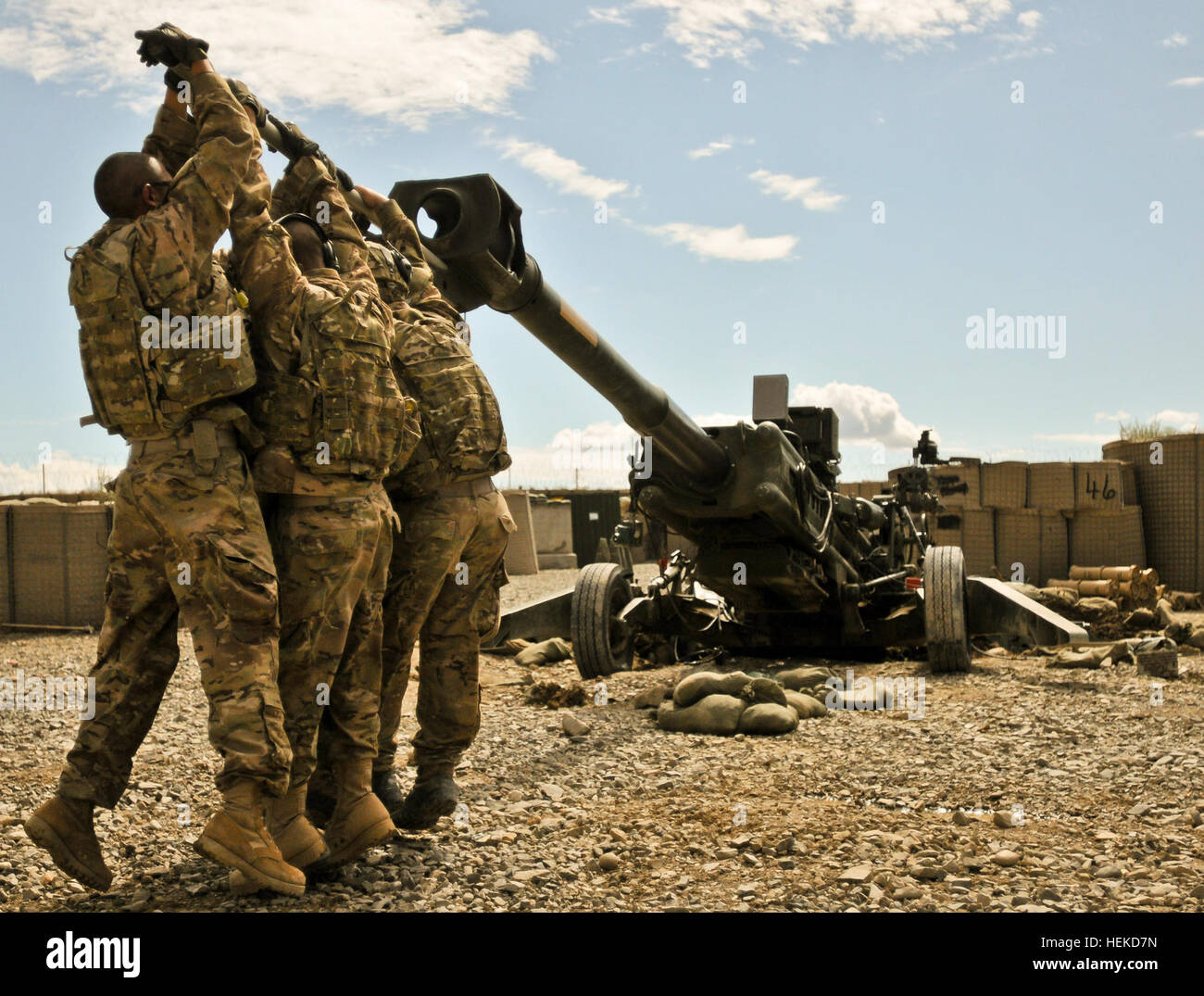 Membri del terzo plotone, Alfa batteria, 1° Battaglione, 77th campo reggimento di artiglieria, 172nd della brigata di fanteria, lavorare a sloggiare i loro M-777 155mm obice da tre piedi profondo buco scavato il suo picche in dopo la cottura più assistito a razzo proiettili sett. 3. L'enorme arma pesa 9.000 libbre e può lanciare proiettili più di 30 chilometri. Flickr - STATI UNITI Esercito - liberando la bestia Foto Stock