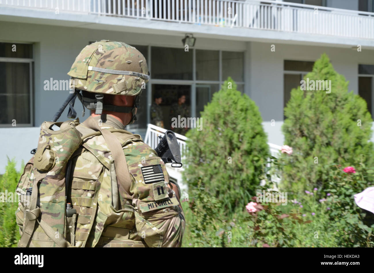 Stati Uniti Forces Afghanistan forza di protezione i membri del team e HHC Commander Capt. Jerry Mitchell, dalla Florida Guardia nazionale, partecipa a una bomba sweep di un esercito nazionale afghano hospital di Kabul sett. 6. La partnership con l'Esercito nazionale afgano per mantenere la sicurezza e la protezione per le attrezzature mediche e i civili e le forze della coalizione il personale medico garantisce Ana soldati di ricevere le migliori cure possibili. Le forze Usa in Afghanistan la forza del team di protezione esegue una bomba sweep 456790 Foto Stock