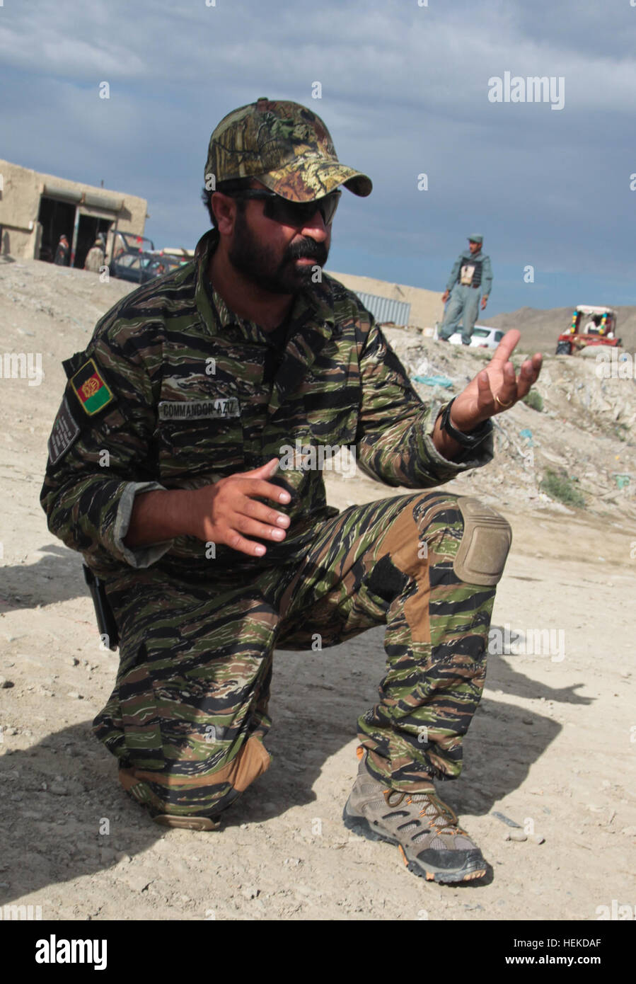 Afghan Polizia locale della Cmdr. Aziz discute di piani per la costruzione di una stazione di checkpoint nel villaggio di Orgun, provincia Paktika, Afghanistan, Sett. 7, 2011. Afghan poliziotti locali montato pattuglia in Paktika 110907-A-AR883-003 Foto Stock