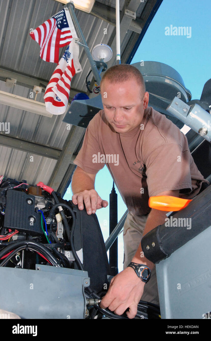 GUANTANAMO Bay a Cuba - Coast Guard Petty Officer 2a classe John Evert, un macchinario tecnico con la Guardia Costiera della porta di riserva per unità di sicurezza 307 esegue la manutenzione di routine su una Viper imbarcazione di pattuglia qui motore, nov. 18, 2008. PSU 307 fornisce la sicurezza marittima per l'acqua che circonda U.S. Stazione navale di Guantánamo Bay e Joint Task Force Guantanamo. JTF Guantanamo conduce al sicuro, umano, legale e trasparente di cura e custodia dei detenuti combattenti ostili, compresi quelli condannati dalla commissione militare e quelli ordinati rilasciato. La JTF conduce la raccolta di intelligence, analisi e disseminatio Foto Stock