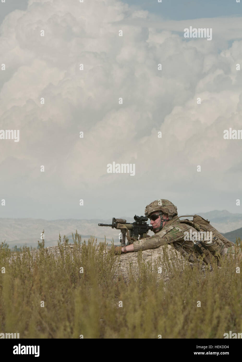 Il personale Sgt. Brandon Jones, scout team leader, Task Force 2-28, 172nd della brigata di fanteria, scandisce il perimetro mentre i soldati da un esplosivo ordinanza team di smaltimento di distruggere un improvvisato dispositivo esplosivo nella Orgun-E distretto della provincia Paktika, Afghanistan. IED è stata indirizzata a una strada in costruzione equipaggio, ma resi innocui dopo essere stato posizionato dalla locale polizia afgana. Tempesta di speranza 482645 Foto Stock