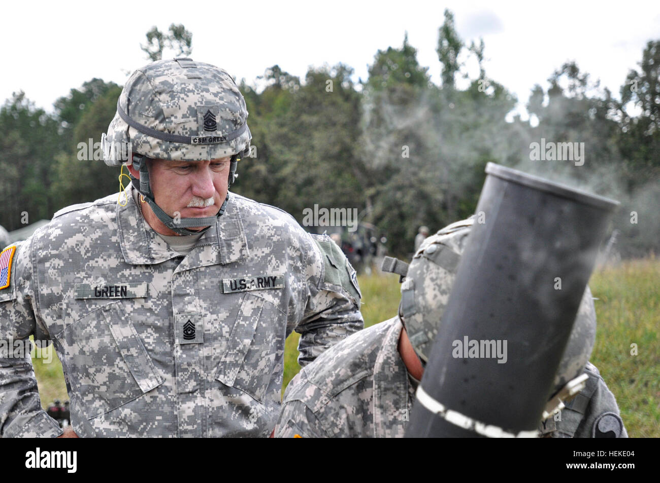 Soldati di Lynchburg-base 1° Battaglione, 116Reggimento di Fanteria, 116vigili del Team di combattimento fire 120 mm colpi di mortaio sett. 20 durante la formazione annuale a Fort Pickett. L'aiutante generale della Virginia, il Mag. Gen. Daniel E. Long Jr., pagato le truppe una visita durante il fuoco della missione. Flickr - STATI UNITI Esercito - Potenza di fuoco Foto Stock