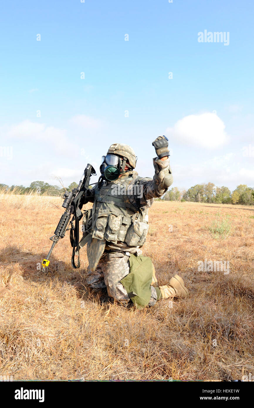 Stati Uniti Army Spc. Johnny Pena si inginocchia sulla terra dopo essere stato colpito da una simulazione di chimica, biologica, radioattiva attacco nucleare durante il pre-formazione di mobilitazione a Camp Swift, Texas, Sett. 21, 2011. Pena è assegnato alla truppa di alfa, 3° Stormo, 124reggimento di cavalleria, Task Force Raptor, Texas Esercito nazionale di protezione. (U.S. Foto dell'esercito da Staff Sgt. Malcolm McClendon/RILASCIATO) U.S. Army Spc. Johnny Pena si inginocchia sulla terra dopo essere stato colpito da una simulazione di chimica, biologica, radioattiva attacco nucleare durante il pre-formazione di mobilitazione a Camp Swift, Texas, settembre 110921-A-FG822-026 Foto Stock