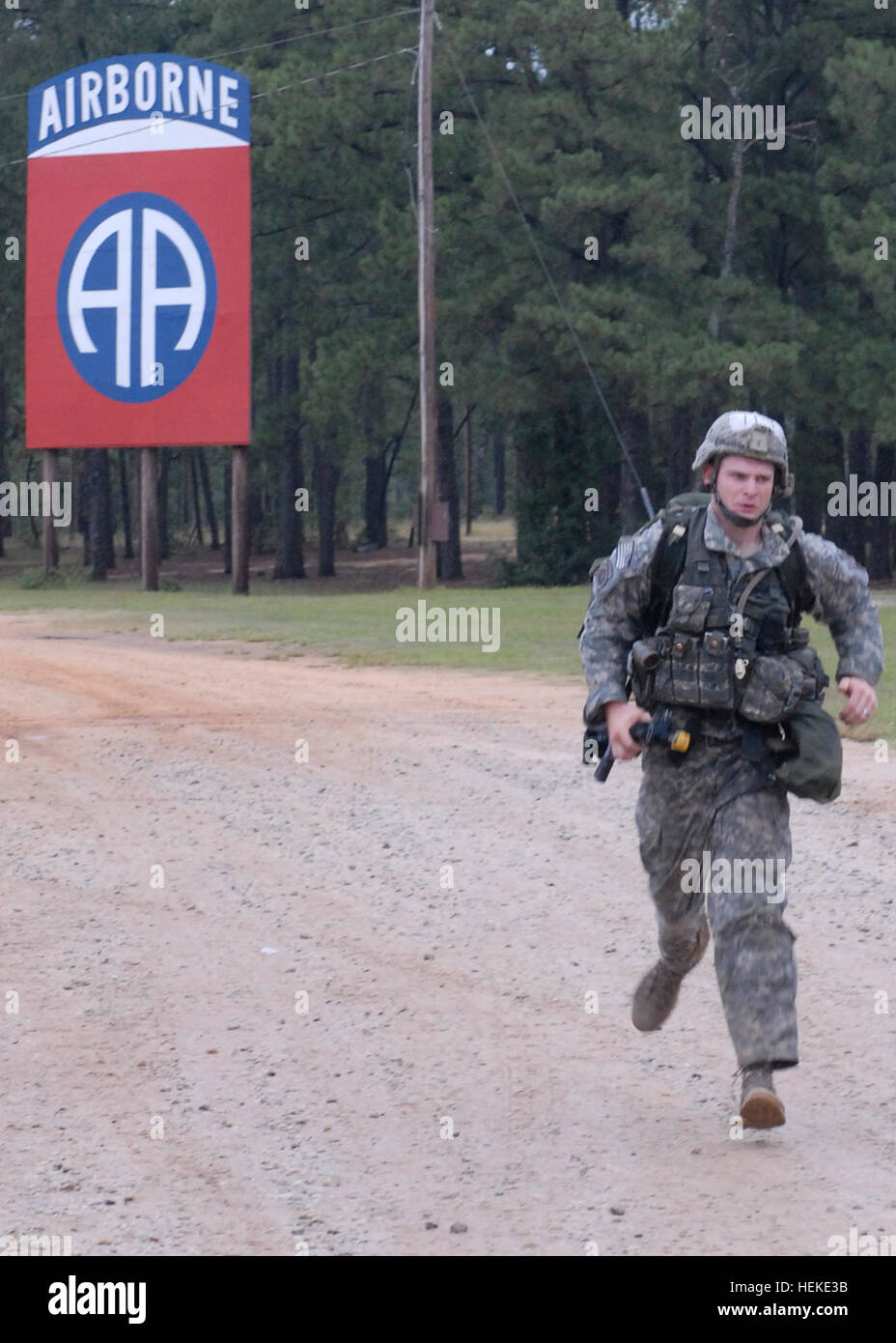 A paratrooper from the 1-504th Parachute Infantry Regiment, 82nd Airborne Division completes the 12-mile road march during the Expert Field Medical Badge evaluation at Fort Bragg, North Carolina, testing endurance, skill, and medical proficiency. Foto Stock