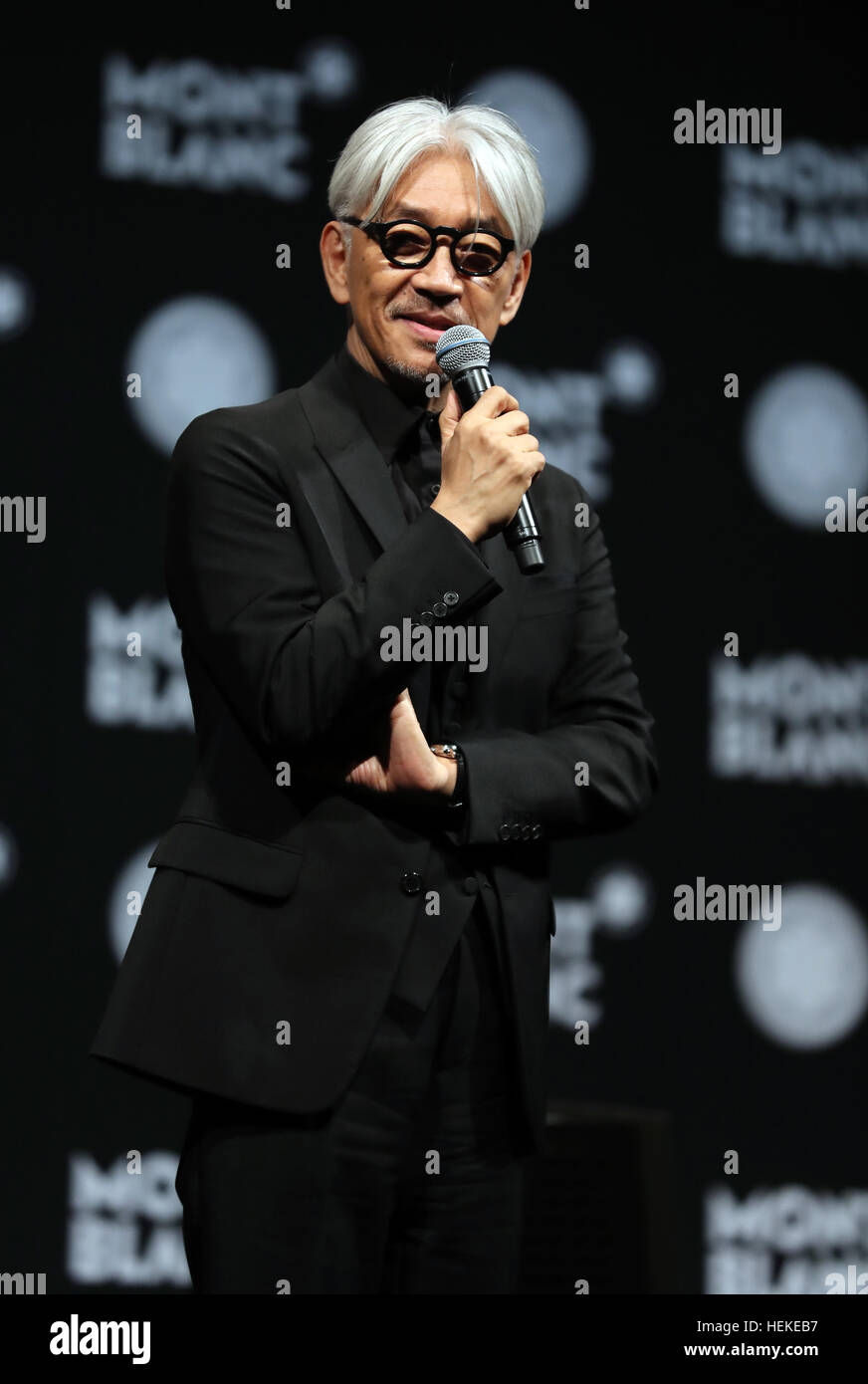 Tokyo, Giappone. Xxi Dec, 2016. Compositore giapponese Ryuichi Sakamoto, membro della Yellow Magic Orchestra (YMO) parla dopo che egli ha ricevuto Montblanc de la Culture Arts Patronage Award a Tokyo il Mercoledì, 21 dicembre 2016. Sakamoto ha giocato il suo schermo musica 'Buon Natale il Sig. Lawrence' con giovani musicisti. © Yoshio Tsunoda/AFLO/Alamy Live News Foto Stock