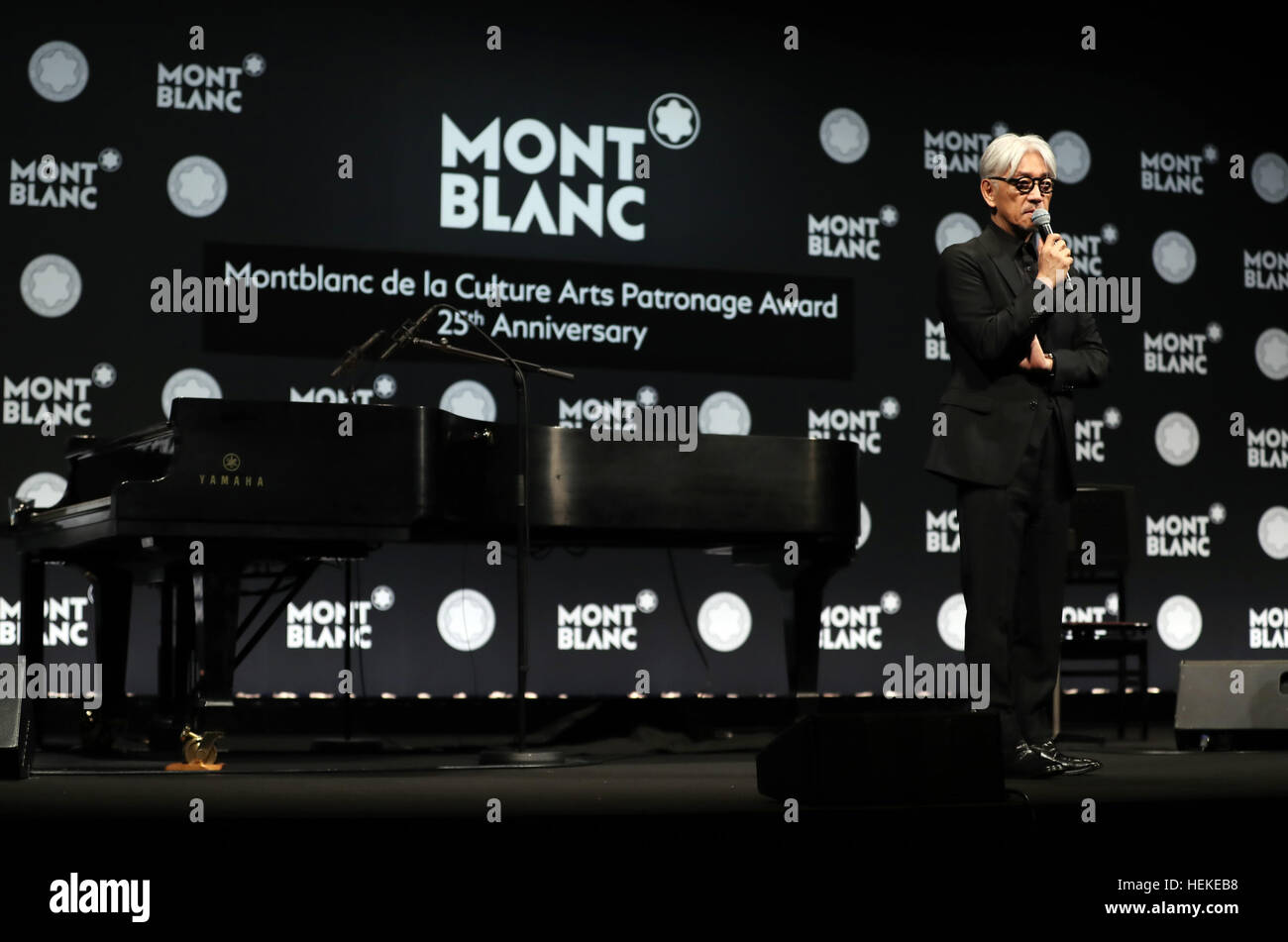 Tokyo, Giappone. Xxi Dec, 2016. Compositore giapponese Ryuichi Sakamoto, membro della Yellow Magic Orchestra (YMO) parla dopo che egli ha ricevuto Montblanc de la Culture Arts Patronage Award a Tokyo il Mercoledì, 21 dicembre 2016. Sakamoto ha giocato il suo schermo musica 'Buon Natale il Sig. Lawrence' con giovani musicisti. © Yoshio Tsunoda/AFLO/Alamy Live News Foto Stock