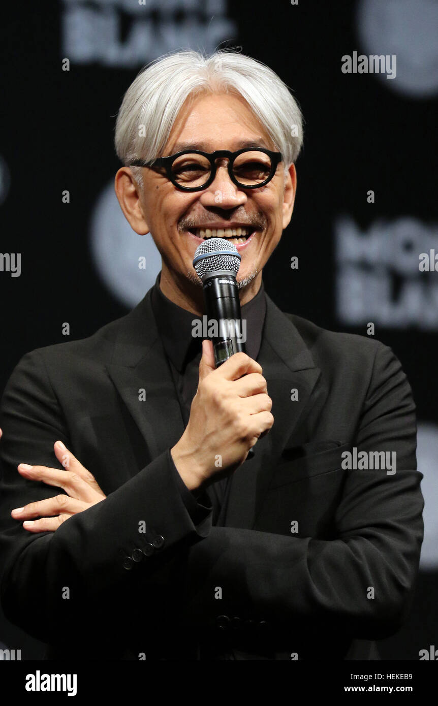 Tokyo, Giappone. Xxi Dec, 2016. Compositore giapponese Ryuichi Sakamoto, membro della Yellow Magic Orchestra (YMO) parla dopo che egli ha ricevuto Montblanc de la Culture Arts Patronage Award a Tokyo il Mercoledì, 21 dicembre 2016. Sakamoto ha giocato il suo schermo musica 'Buon Natale il Sig. Lawrence' con giovani musicisti. © Yoshio Tsunoda/AFLO/Alamy Live News Foto Stock